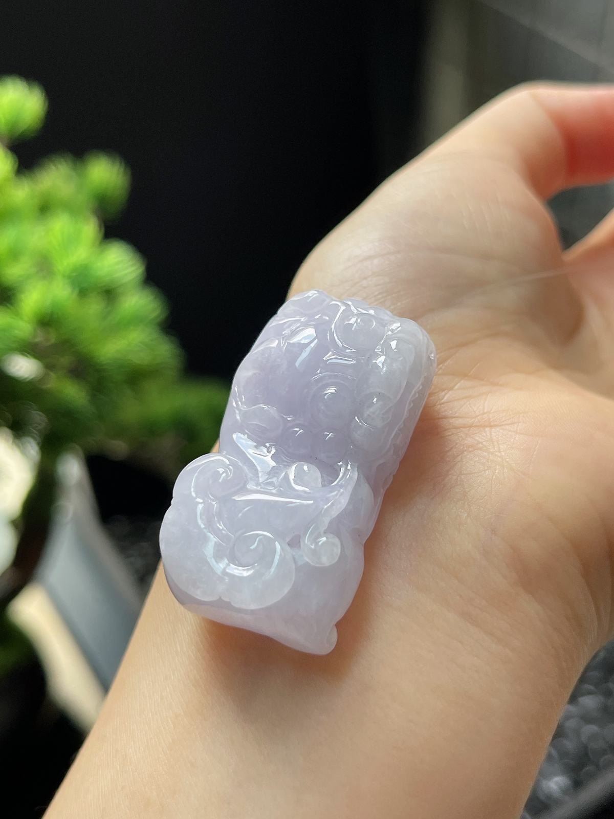 翡翠糯化种淡紫色貔貅吊坠