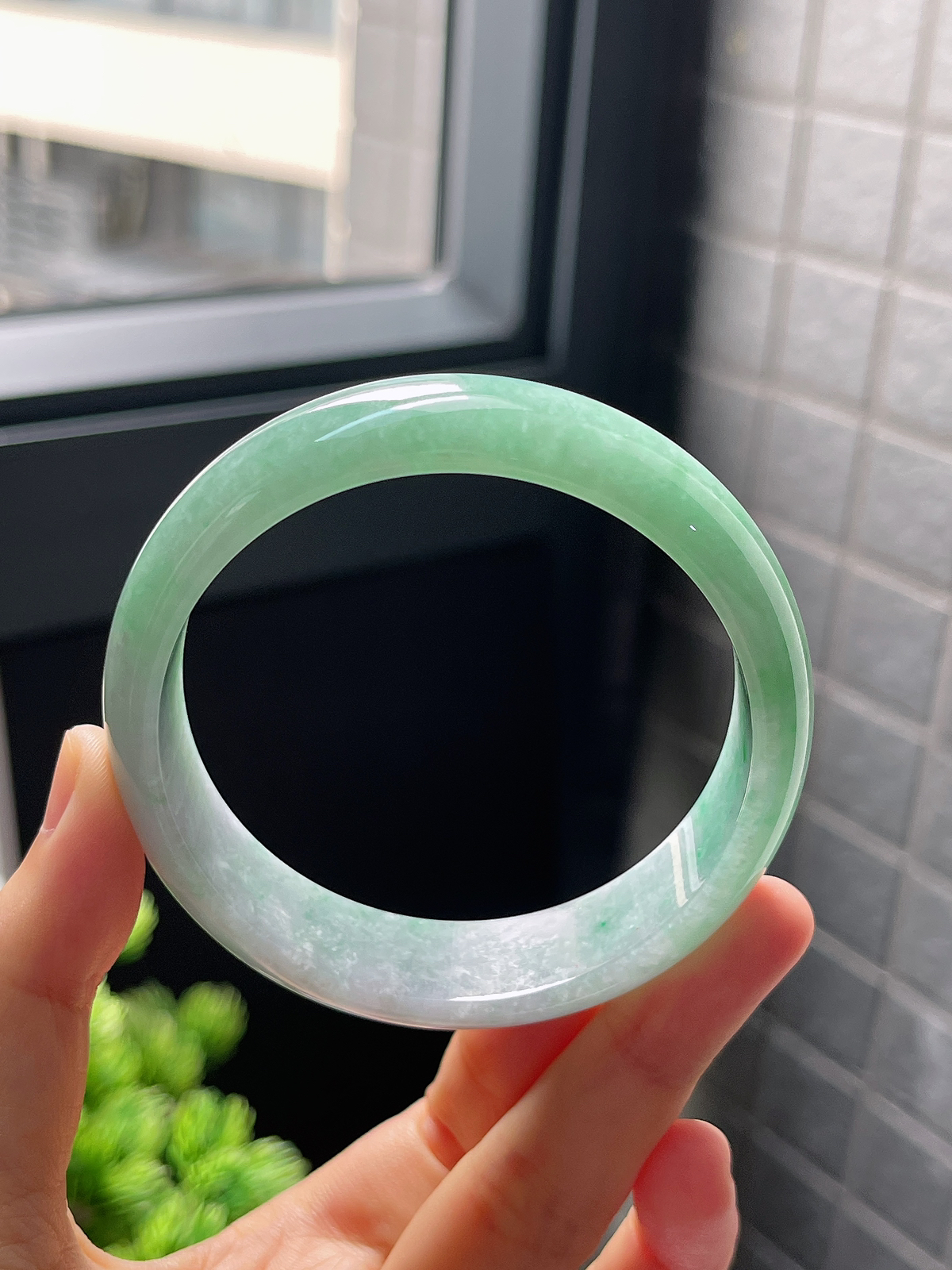 圈口59.3，糯化种飘花翡翠宽版正圈手镯