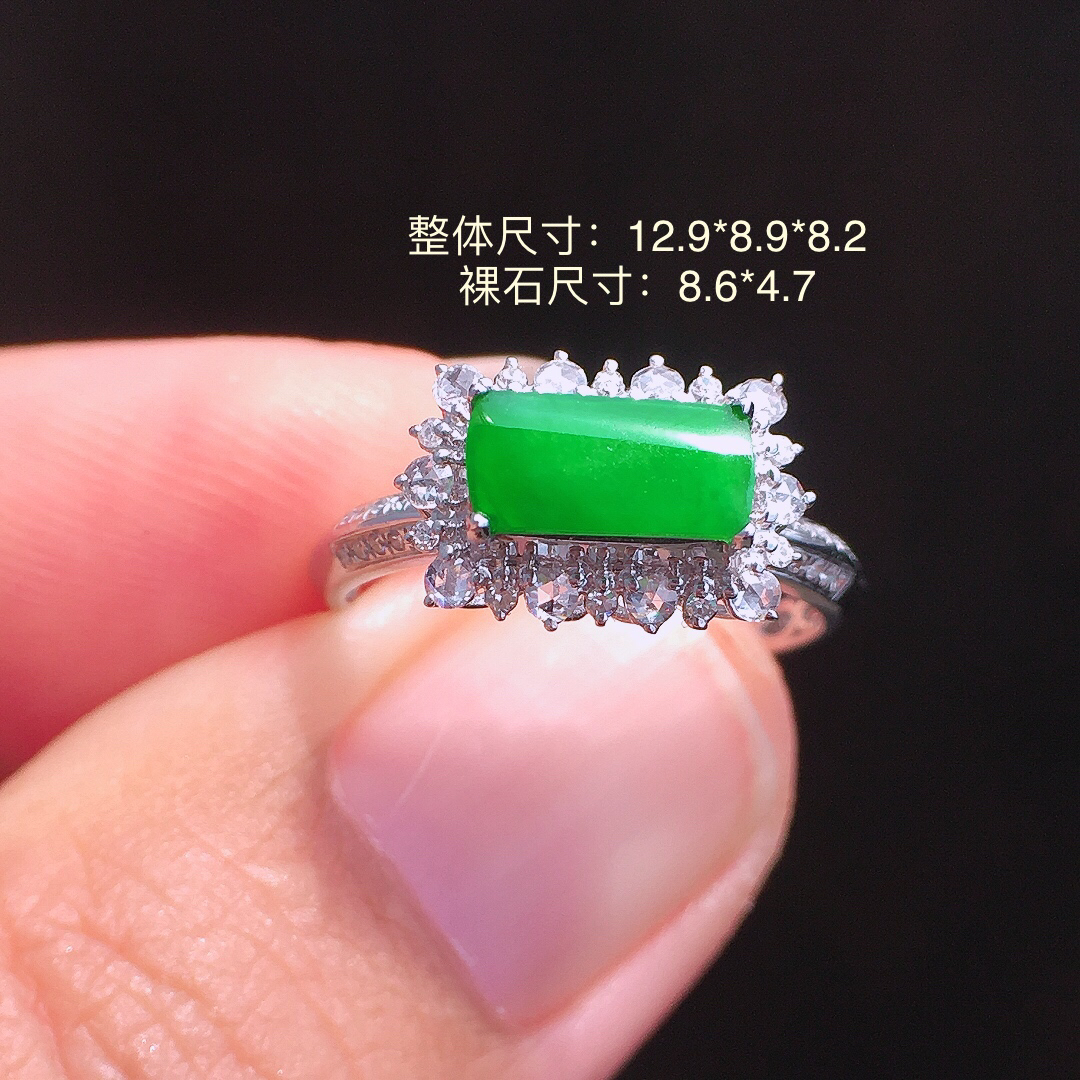 阳绿马鞍戒指，色泽均匀艳丽，玉质细腻，荧光感超
强，饱满圆润，简单大方，尽显优雅气质，18k
金豪华镶嵌