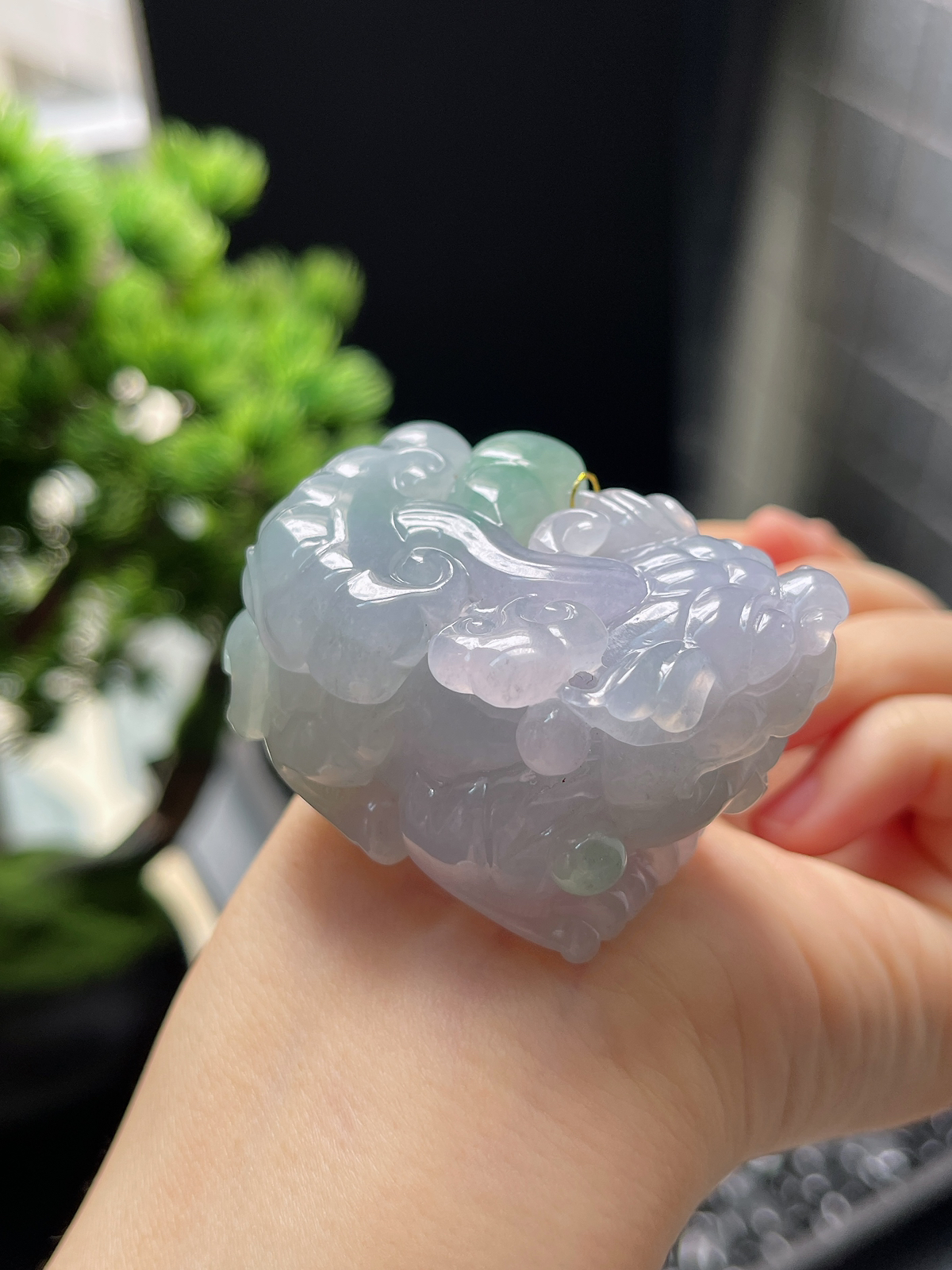 翡翠冰糯种春带彩飘绿貔貅吊坠