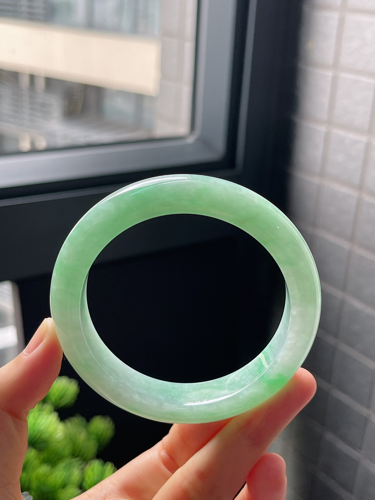 圈口55.6，冰糯种飘绿翡翠正圈手镯