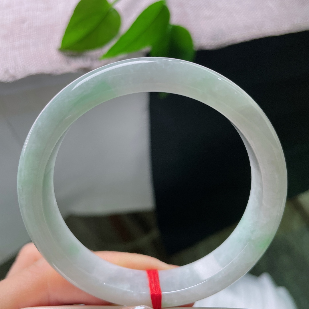 58/12.2/8.4，皮纹，绿底正圈，玉质温润细腻，带着通透的胶感，水头充足，光感柔和不刺眼。ss57595a