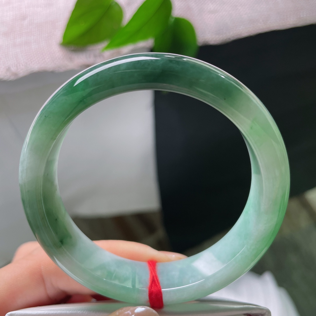 油青正圈，一点皮纹不影响，油青正圈，玉质通透水润，水头充足，胶感柔和种水清爽，看着灵动又舒服。ss57564a
