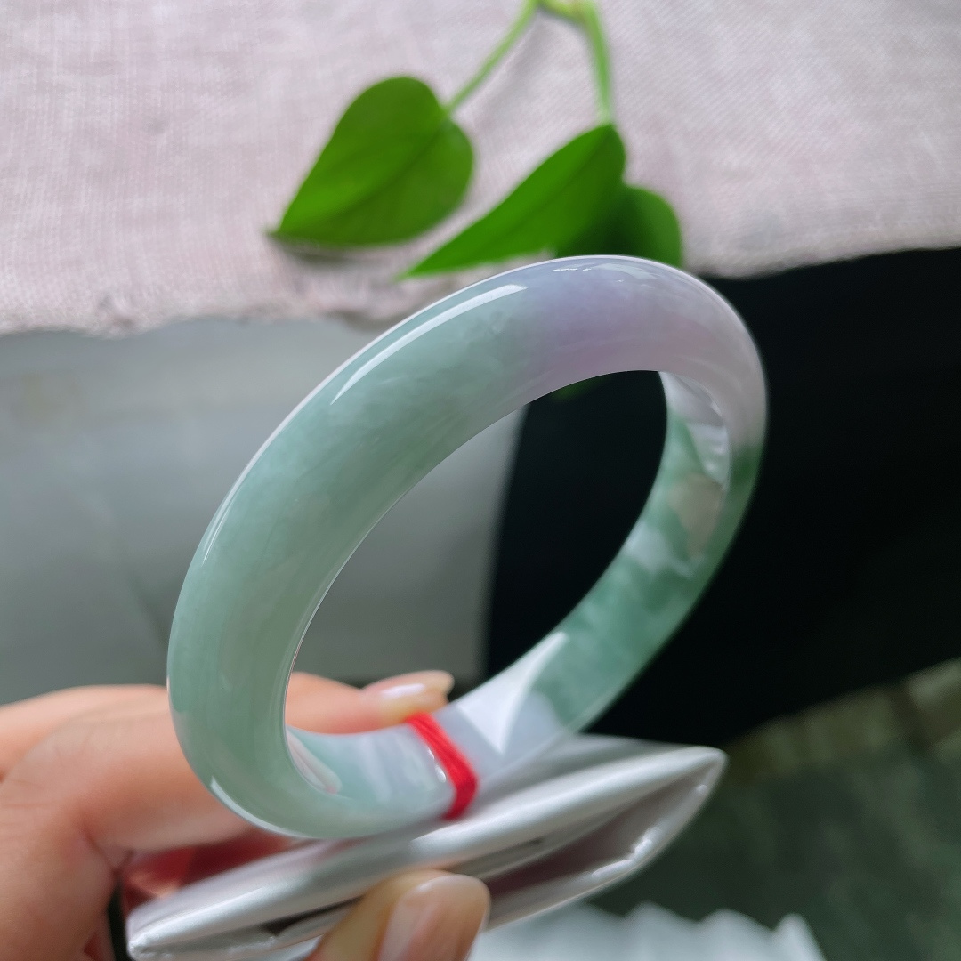 油青正圈，上手沉静雅致，既有清浅的温柔，又有浓翠的韵味，尽显东方玉石独有的诗意美感。无裂，ss57558a
