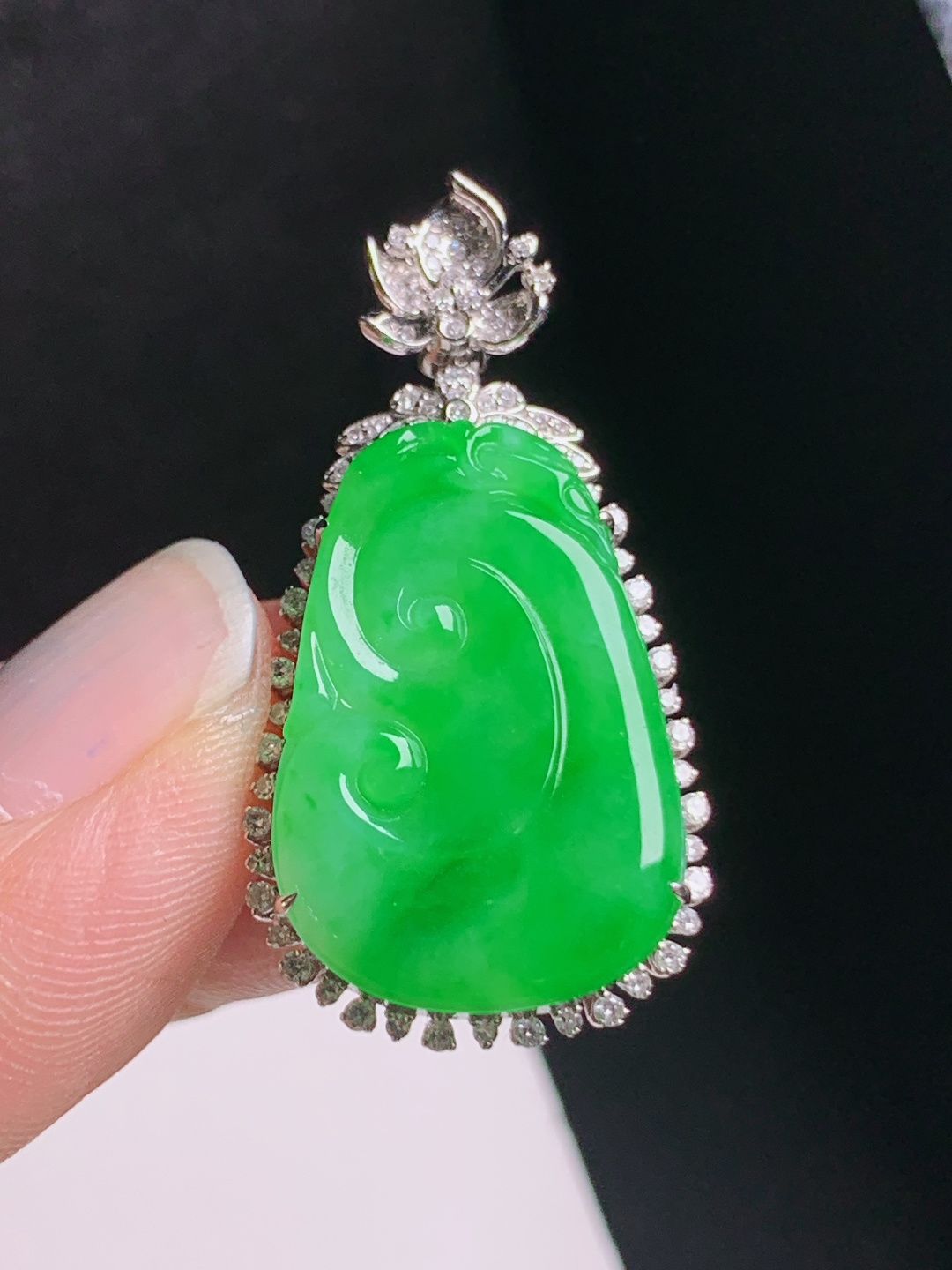 正阳绿如意吊坠，色浓水足，线条流畅，事事顺心