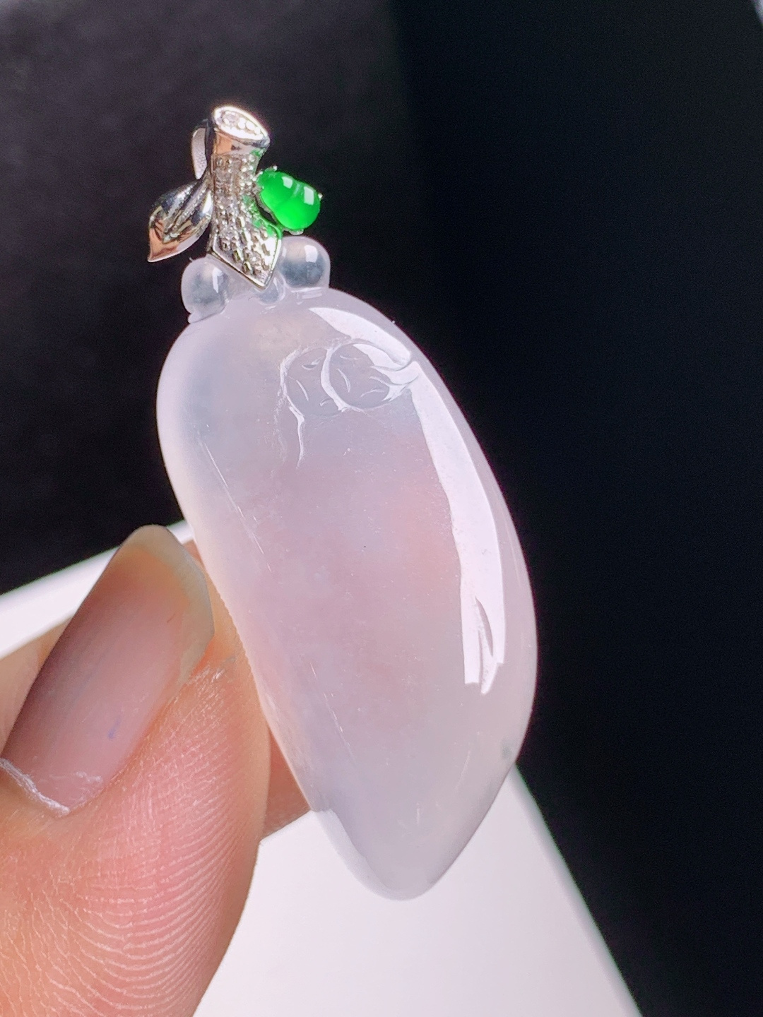 冰种福瓜吊坠，清透柔和，线条流畅，福气满满
