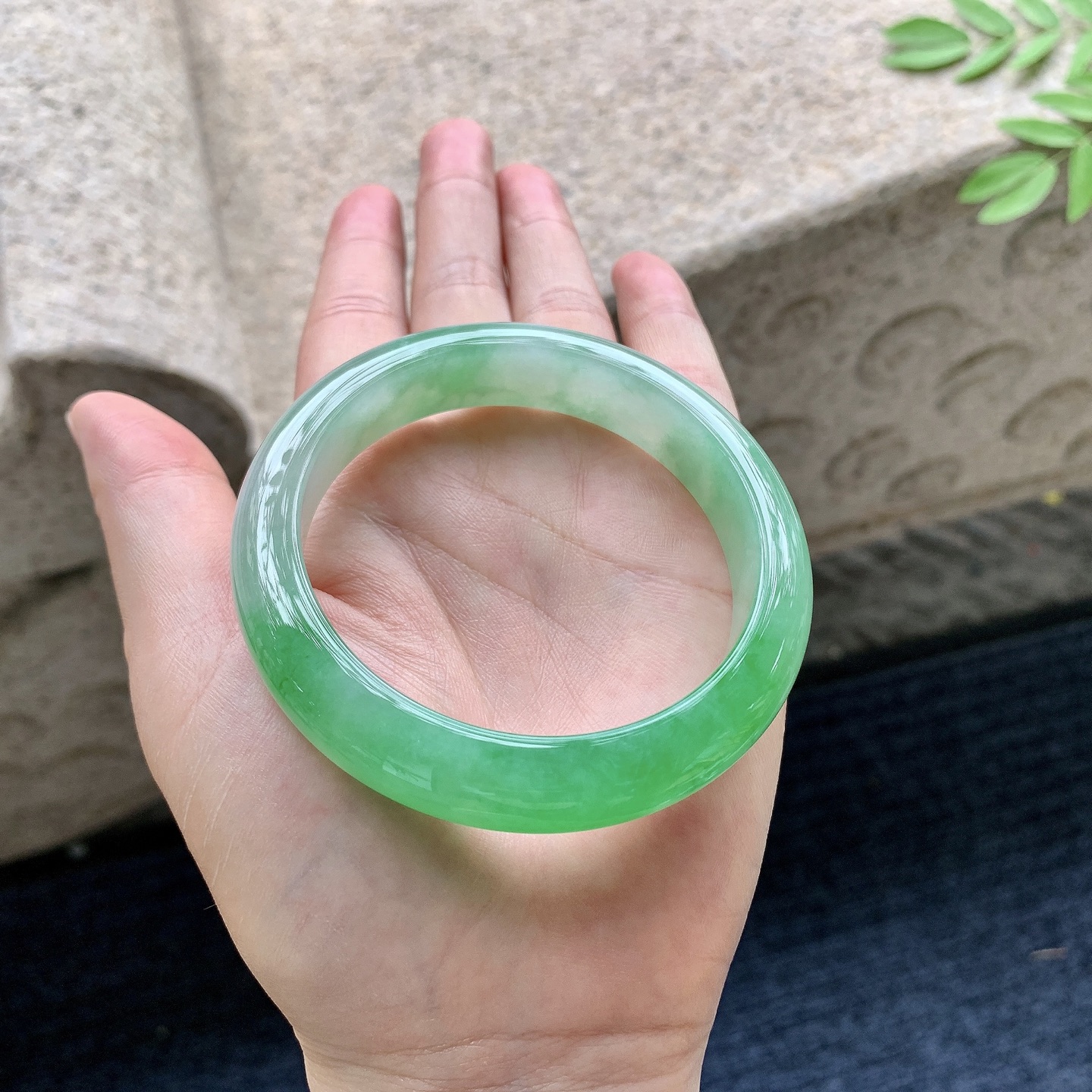 正圈55 56,圈口56.7/12.6/8.6,编码J7082410,冰糯辣绿，水润，种老，细腻，打