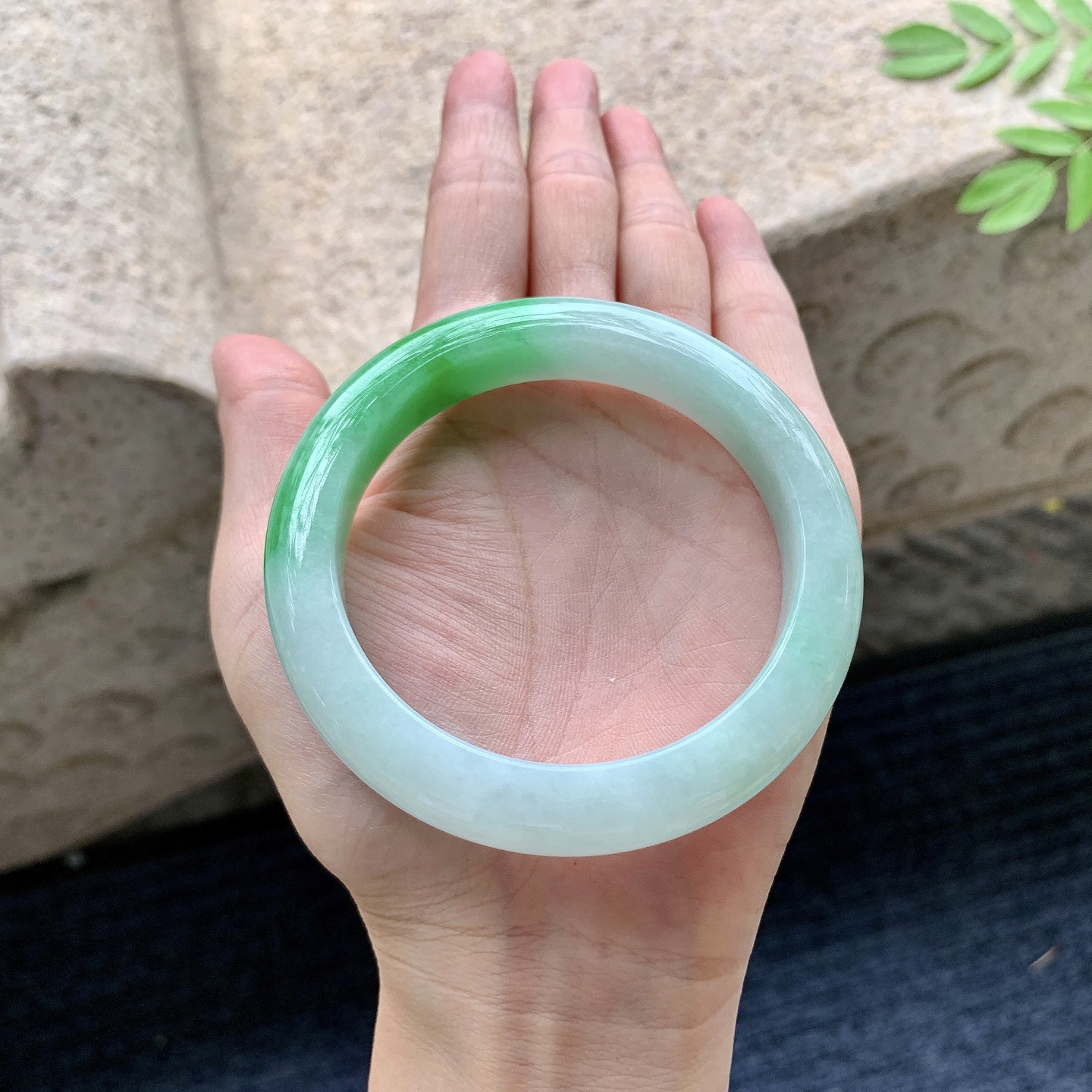 正圈56 57，圈口57.7/11.4/9.2，编码WW082517，描述糯冰飘阳绿，水润，种老，细腻，有棉纹线