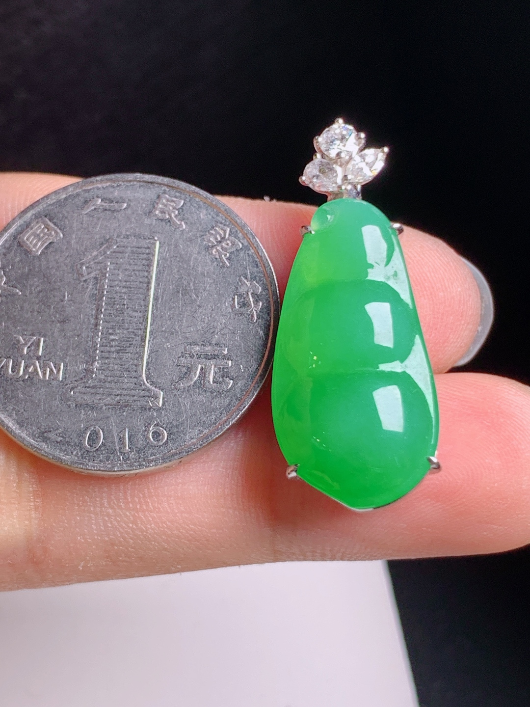 满绿福豆吊坠，色泽明艳，玉质温润，四季平安