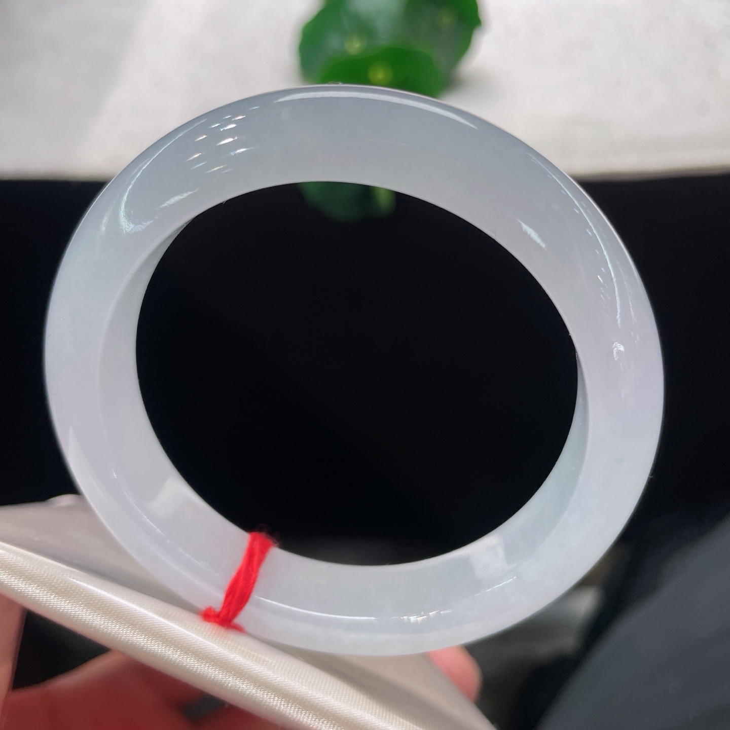 翡翠手镯 55.6/12.3/9.0，白冰正圈，55/56可戴，皎皎如玉，素圈无言，于烟火俗世，守一份干净安然。无裂。