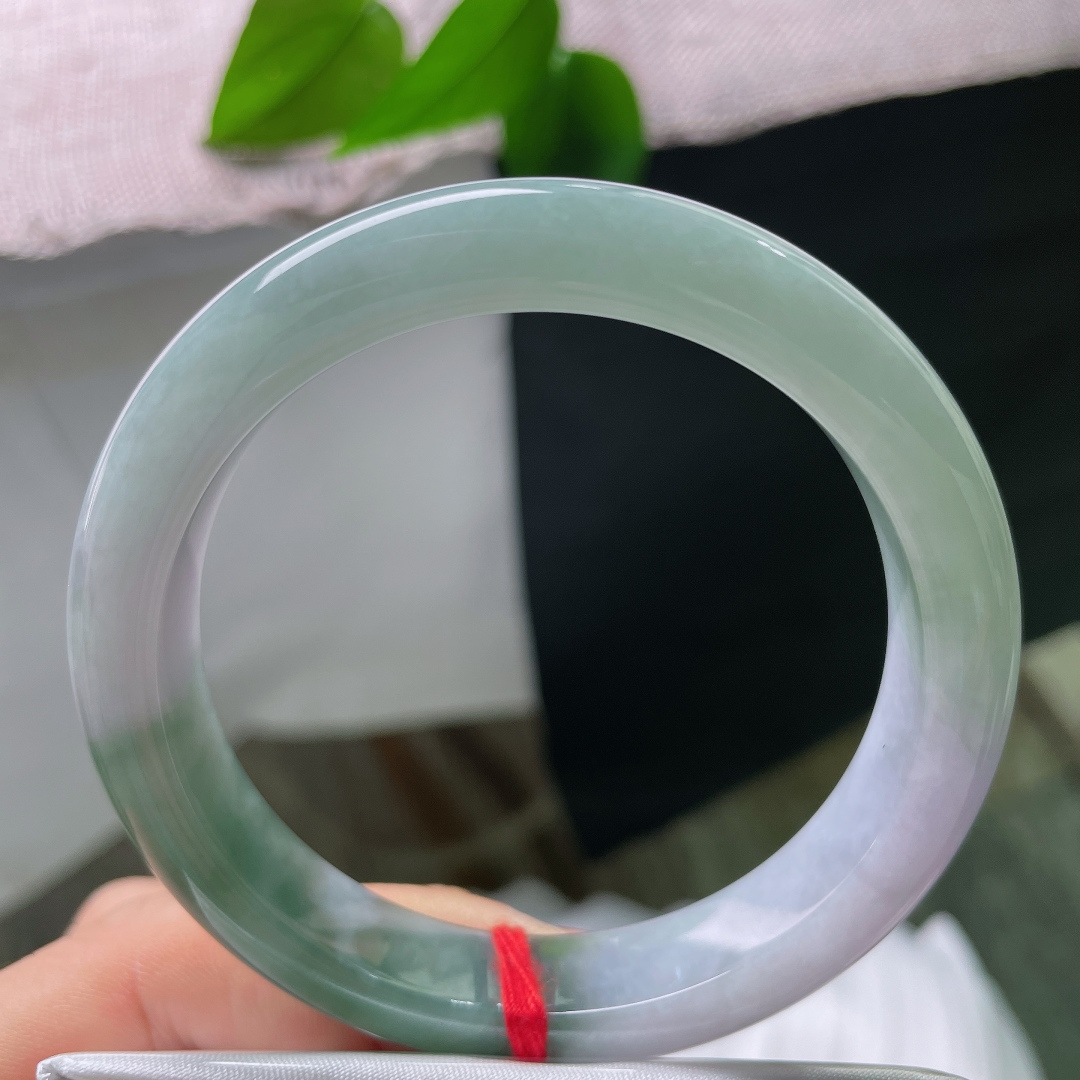 油青正圈，上手沉静雅致，既有清浅的温柔，又有浓翠的韵味，尽显东方玉石独有的诗意美感。无裂，ss575