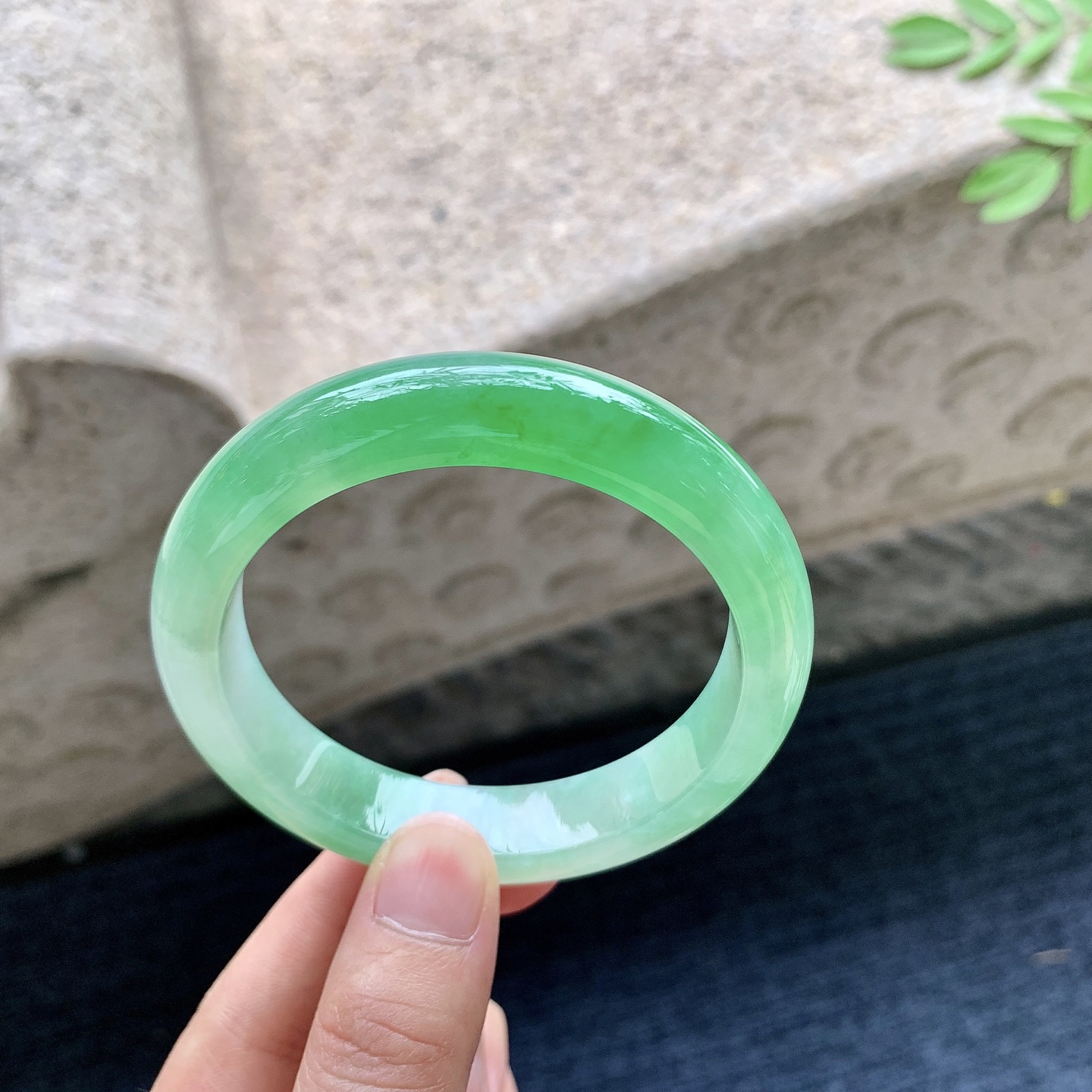 正圈55 56,圈口56.7/12.6/8.6,编码J7082410,冰糯辣绿，水润，种老，细腻，打灯有纹絮