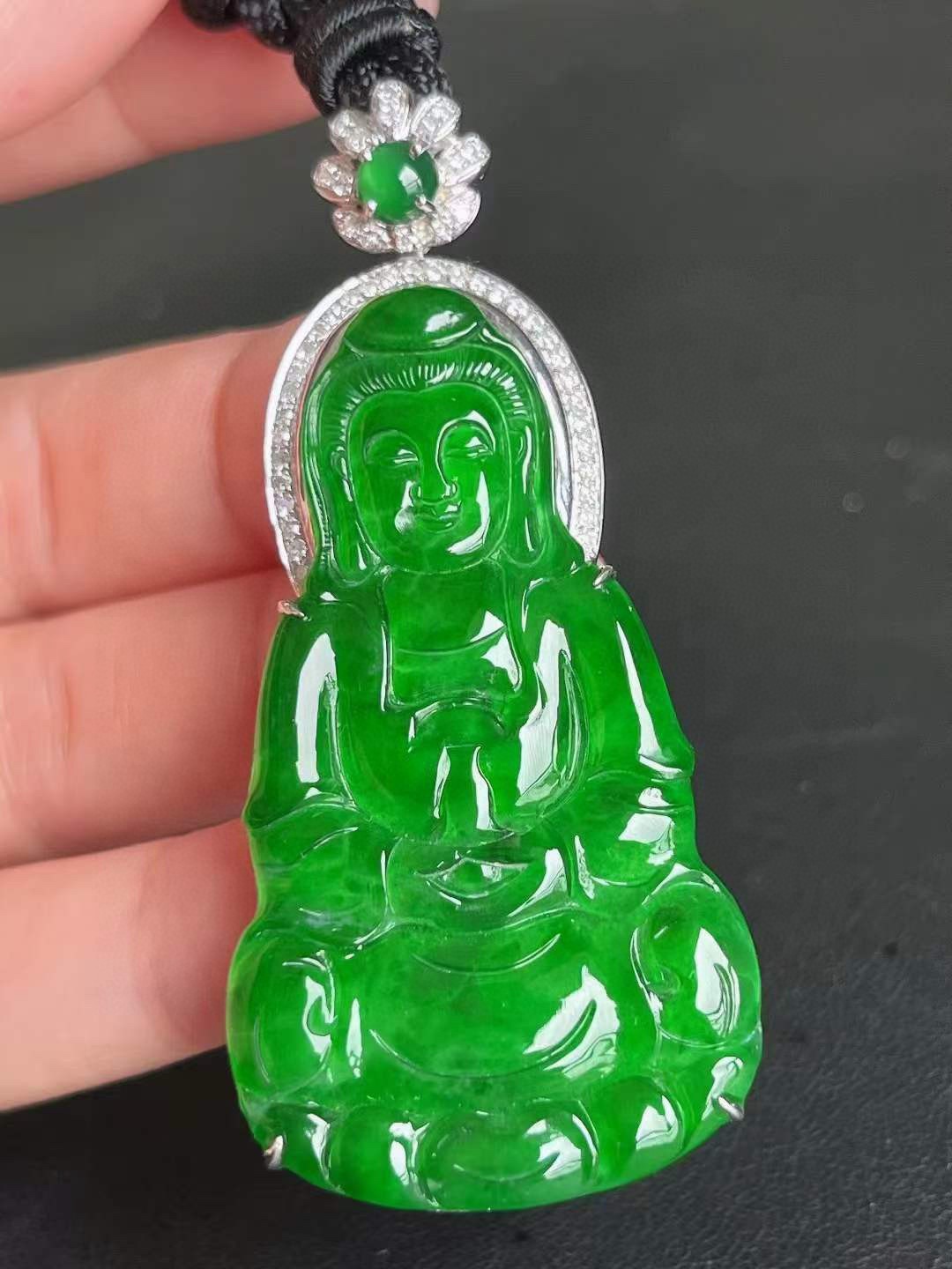 满色辣绿观音吊坠，细腻水润，精工雕刻，厚装，18k金钻石豪华镶，无裂，超值性比