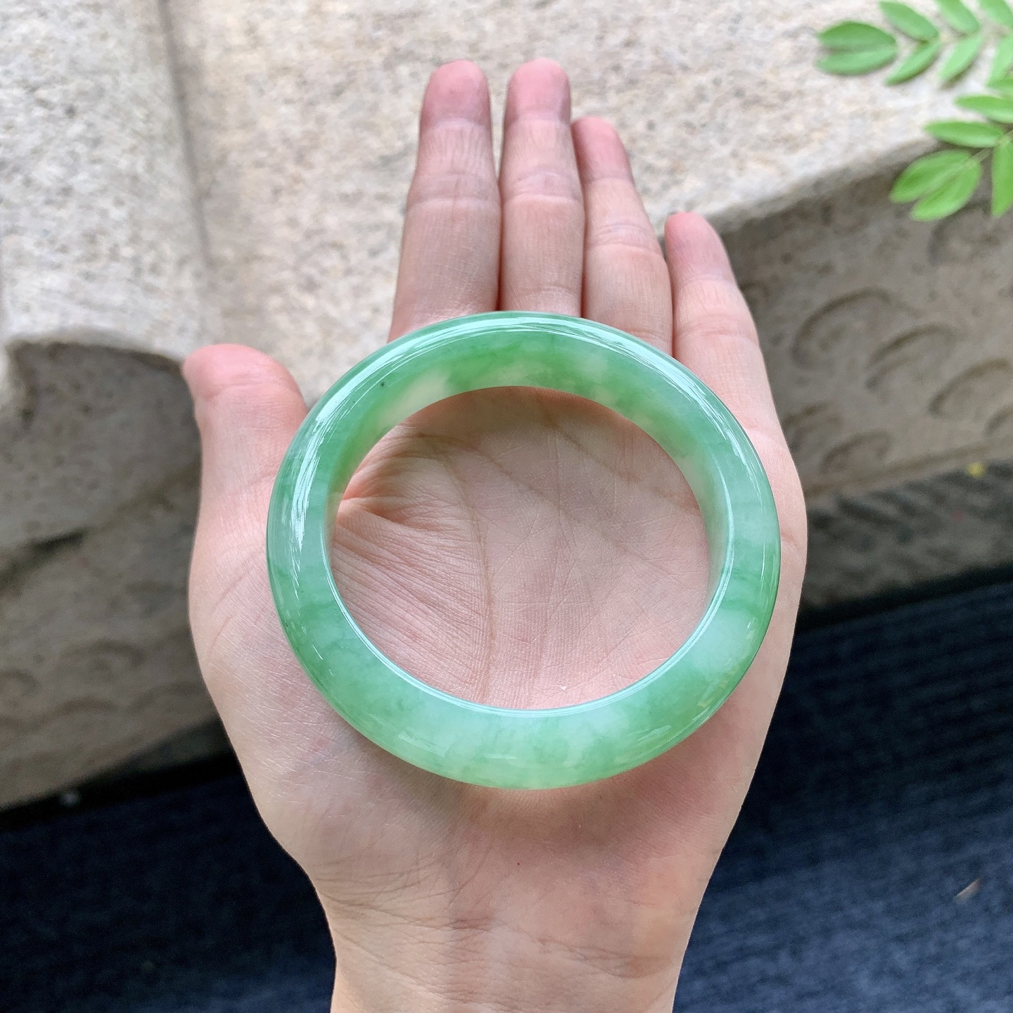 正圈52 53，圈口53/12.5/8.3，编码WW082519，描述糯冰飘绿，水润，种老，细腻，打灯有絮线