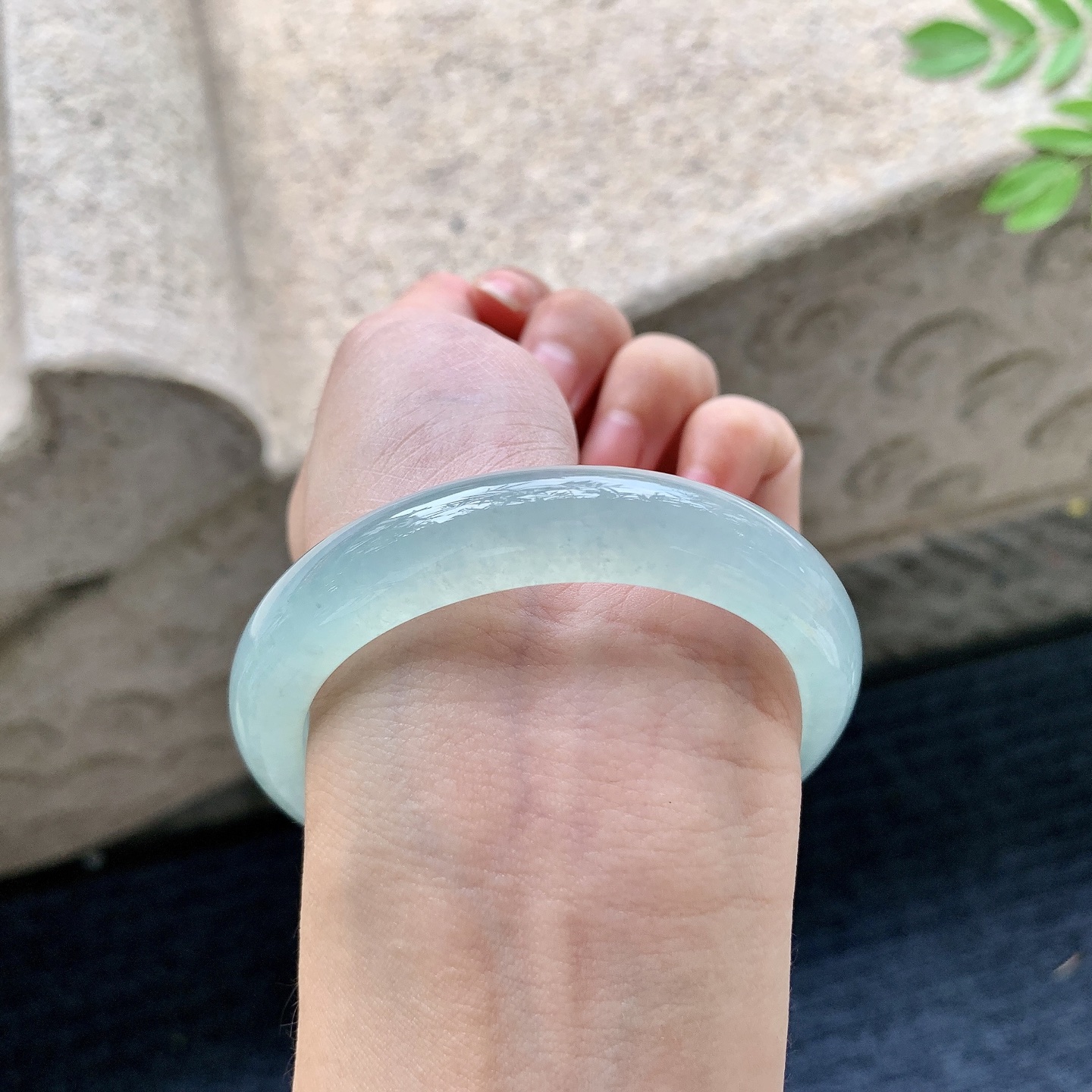 正圈53 54，圈口54.8/11.9/8.1，编码T1082405，描述冰糯晴绿，水润，种老，细腻，打灯有絮线