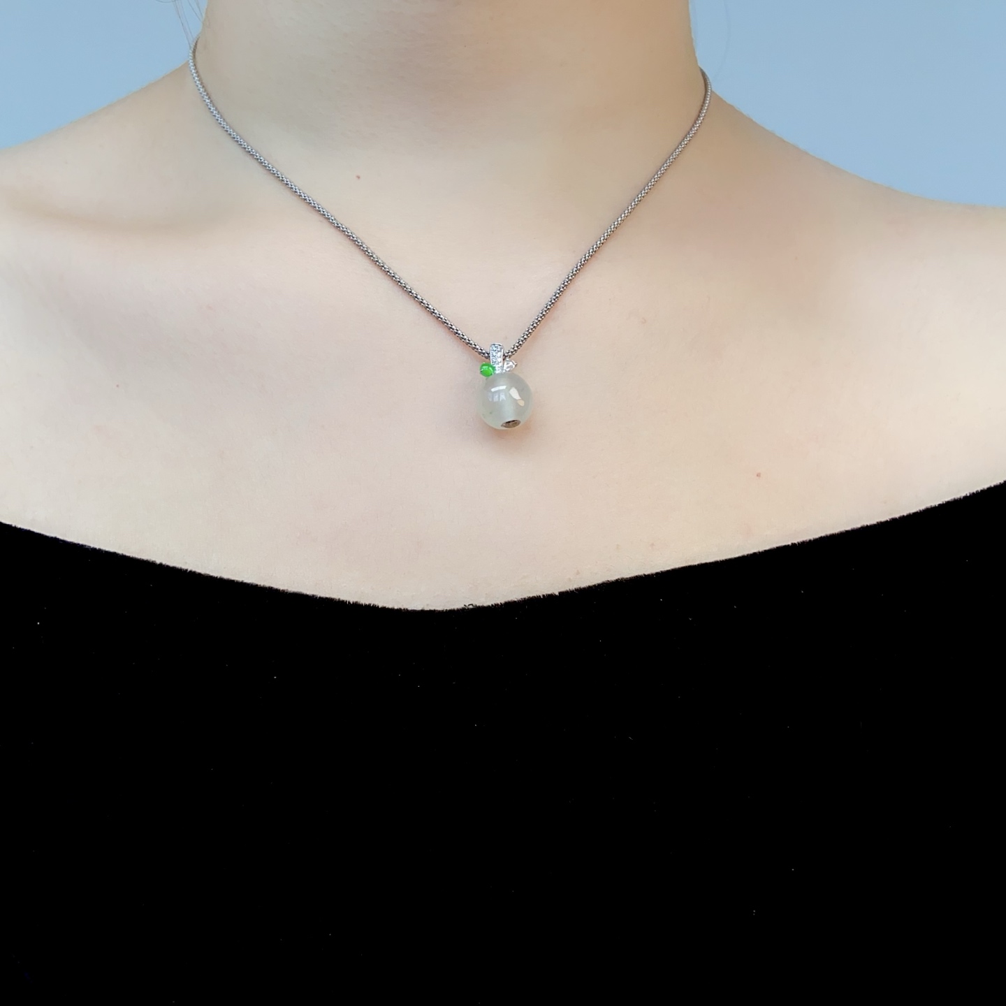 冰种苹果绿吊坠，清透水润，器型圆润可爱，寓意平平安安，上身温柔又显贵：16.7，裸石：11-9.8m
