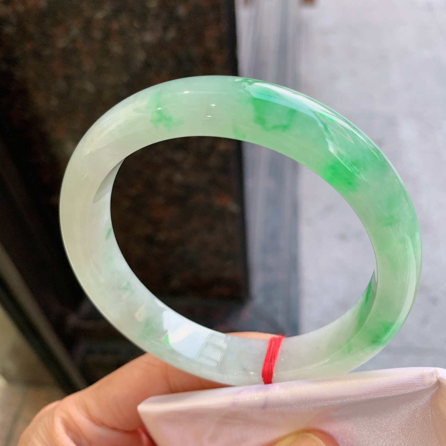 正圈飘绿 表皮微瑕疵 尺寸：63/12.8/9 大圈口