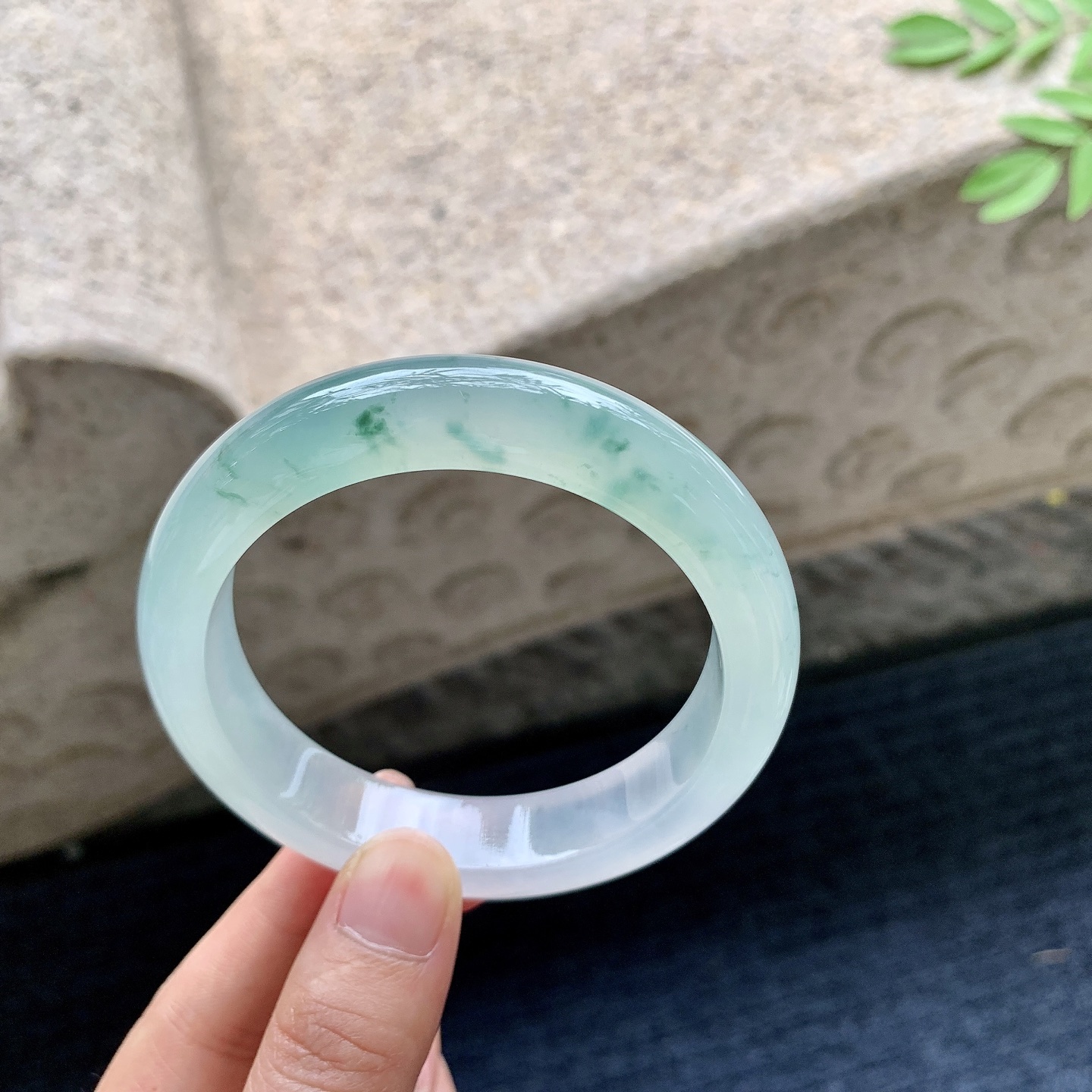 正圈57 58，圈口58/13.5/9.1，编码G7082508，冰飘绿花，水润，种老，细腻，无裂。