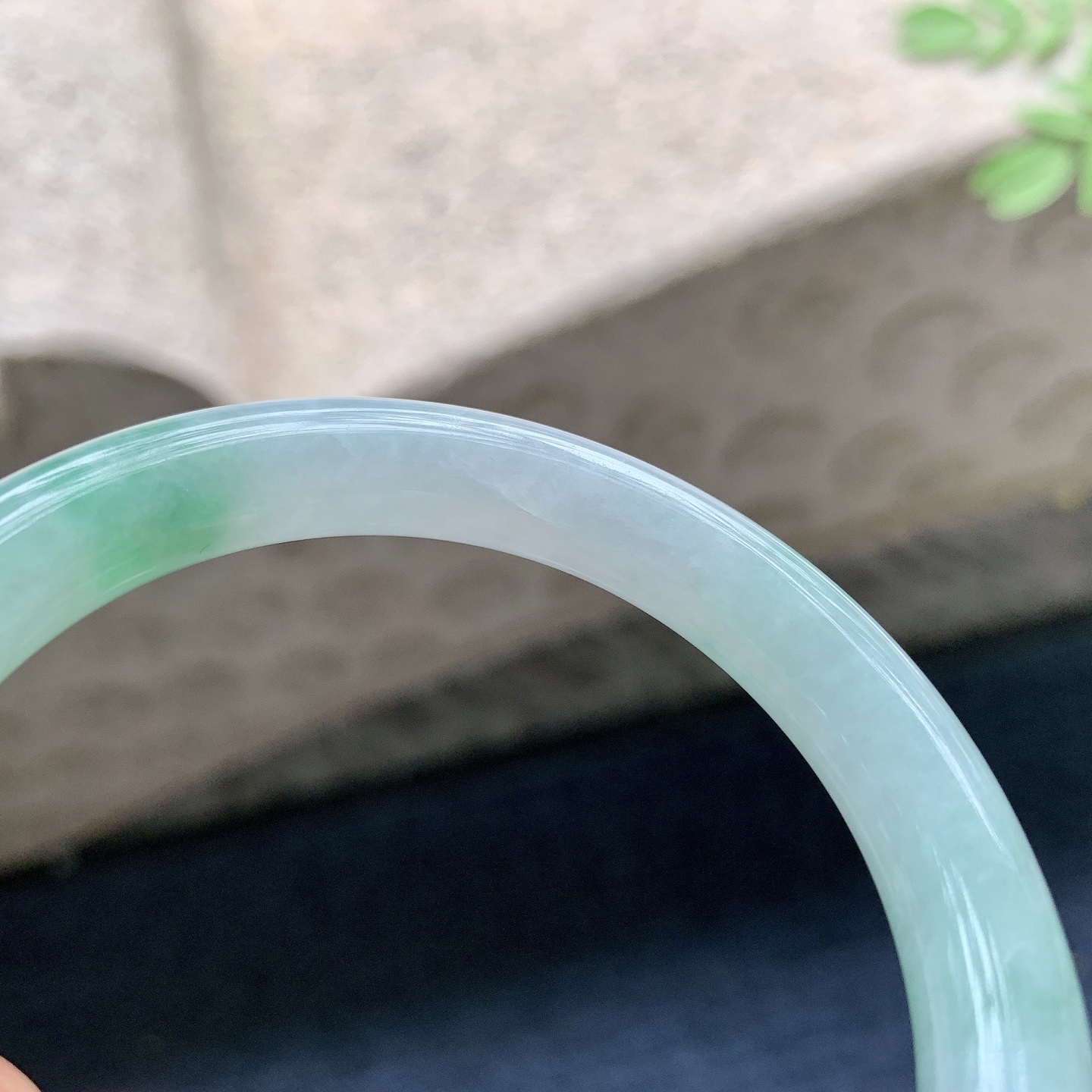 圆条53 54,圈口54.4/8.8/9.2,编码W6082530,糯冰飘绿，水润，种老，细腻，有纹线