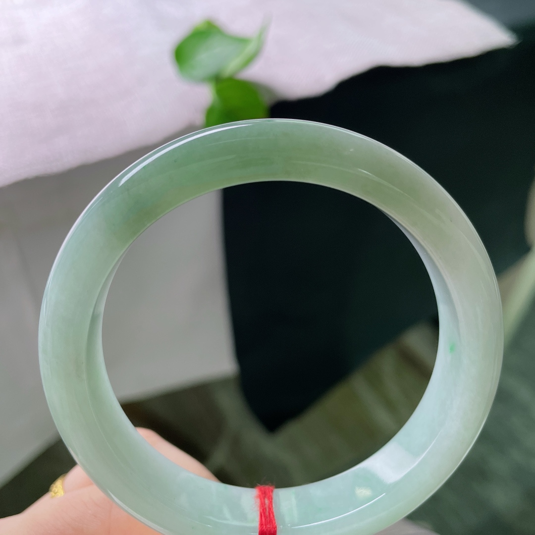 绿底正圈，无裂，一半清透冰底，一半温润绿韵，色彩过渡柔和，自带悠然山水意境。ss52274a
