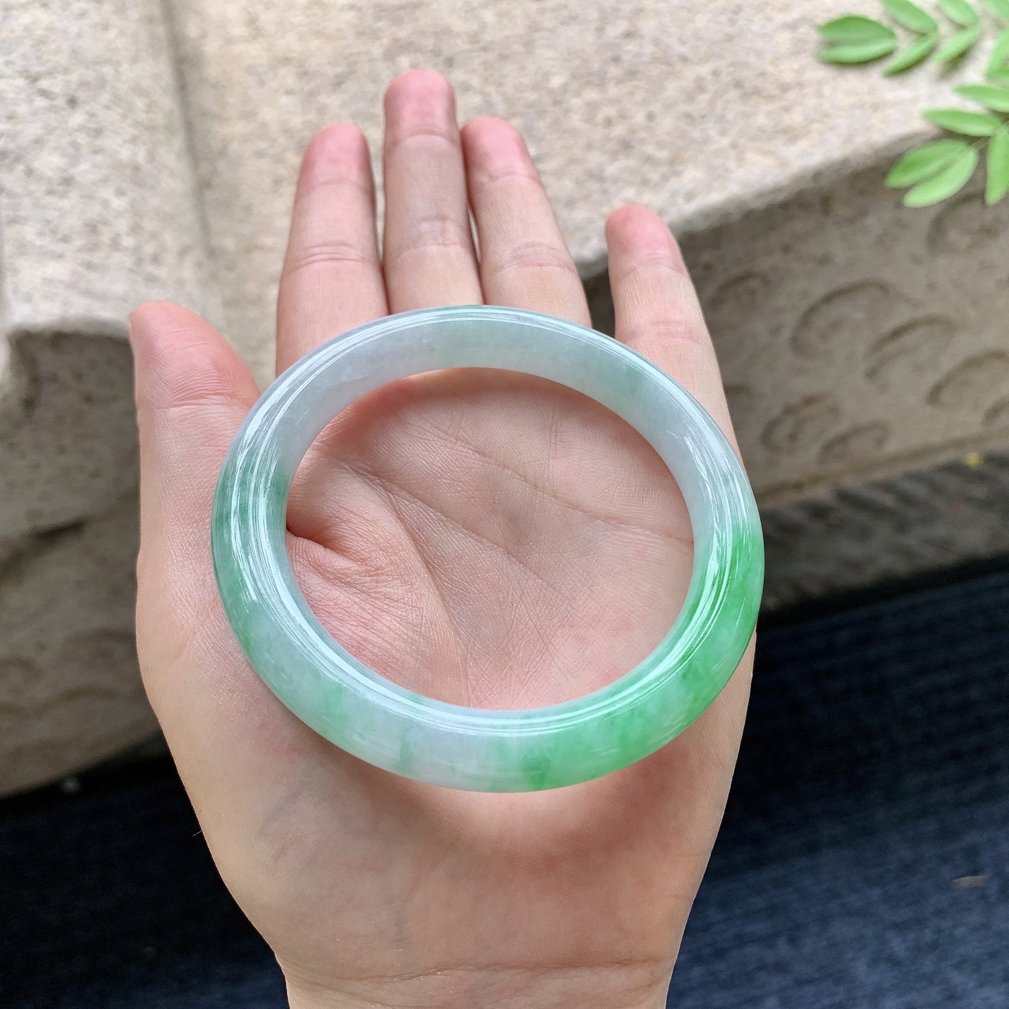 圆条53 54,圈口54.4/8.8/9.2,编码W6082530,糯冰飘绿，水润，种老，细腻，有纹线
