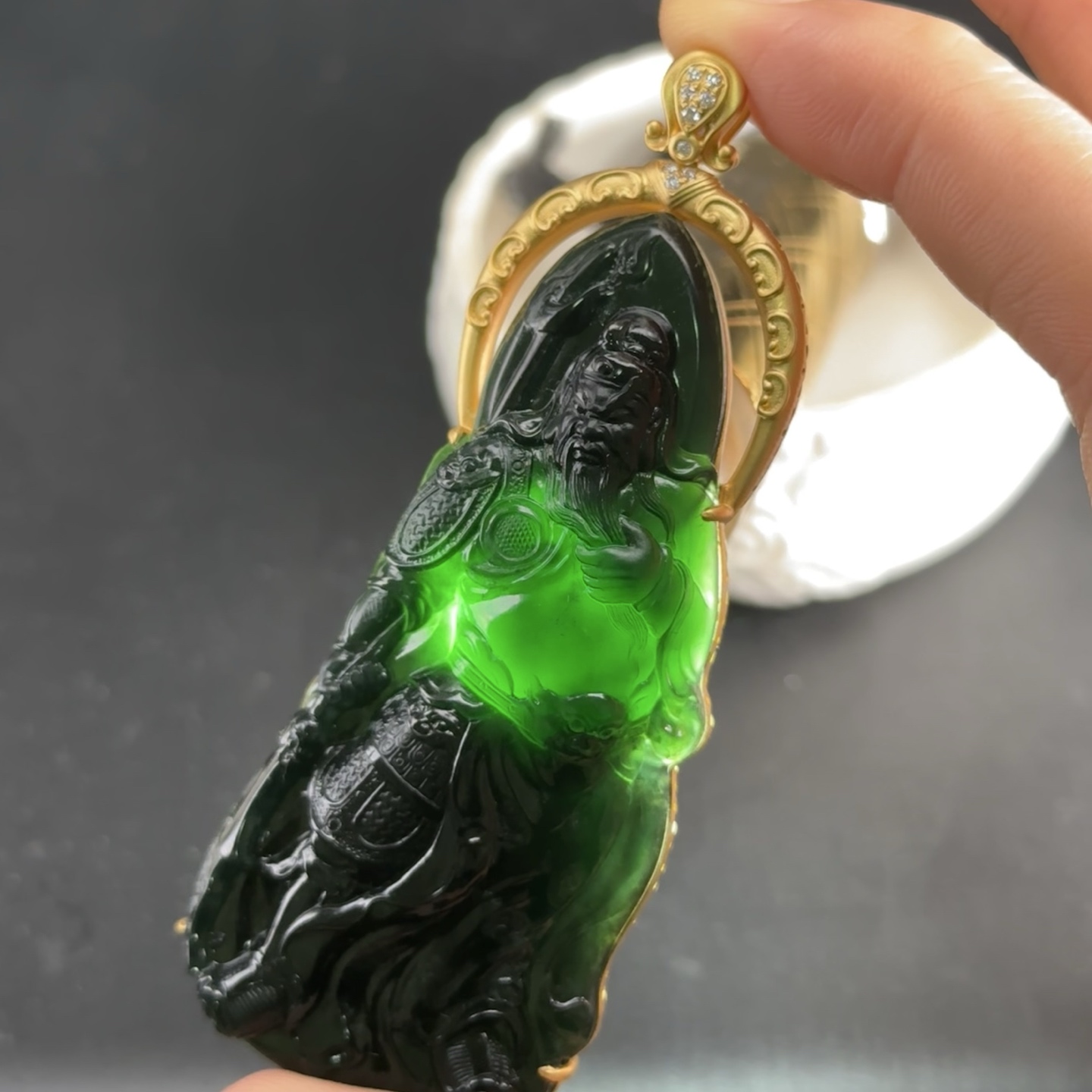 精品18k墨翠关公 种好色正 黑度极好 打灯通透 油性十足
