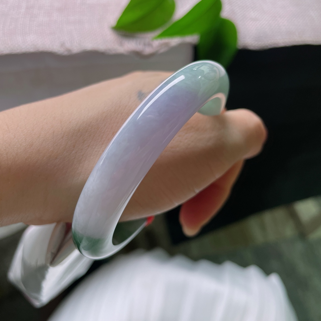 油青正圈，上手沉静雅致，既有清浅的温柔，又有浓翠的韵味，尽显东方玉石独有的诗意美感。无裂，ss57558a