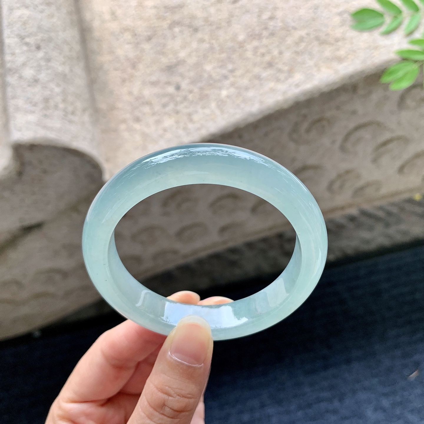正圈53 54，圈口54.8/11.9/8.1，编码T1082405，描述冰糯晴绿，水润，种老，细腻，打灯有絮线