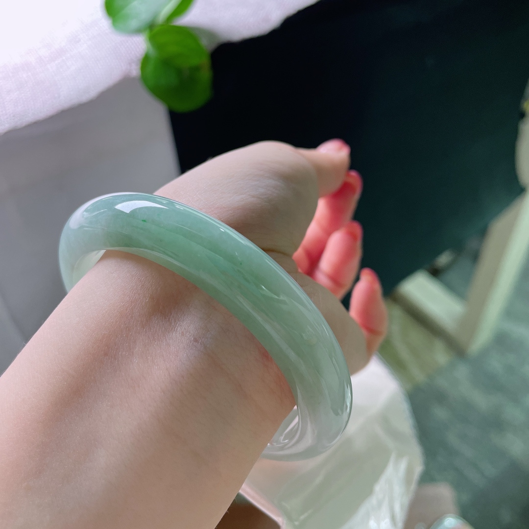绿底正圈，无裂，一半清透冰底，一半温润绿韵，色彩过渡柔和，自带悠然山水意境。ss52274a