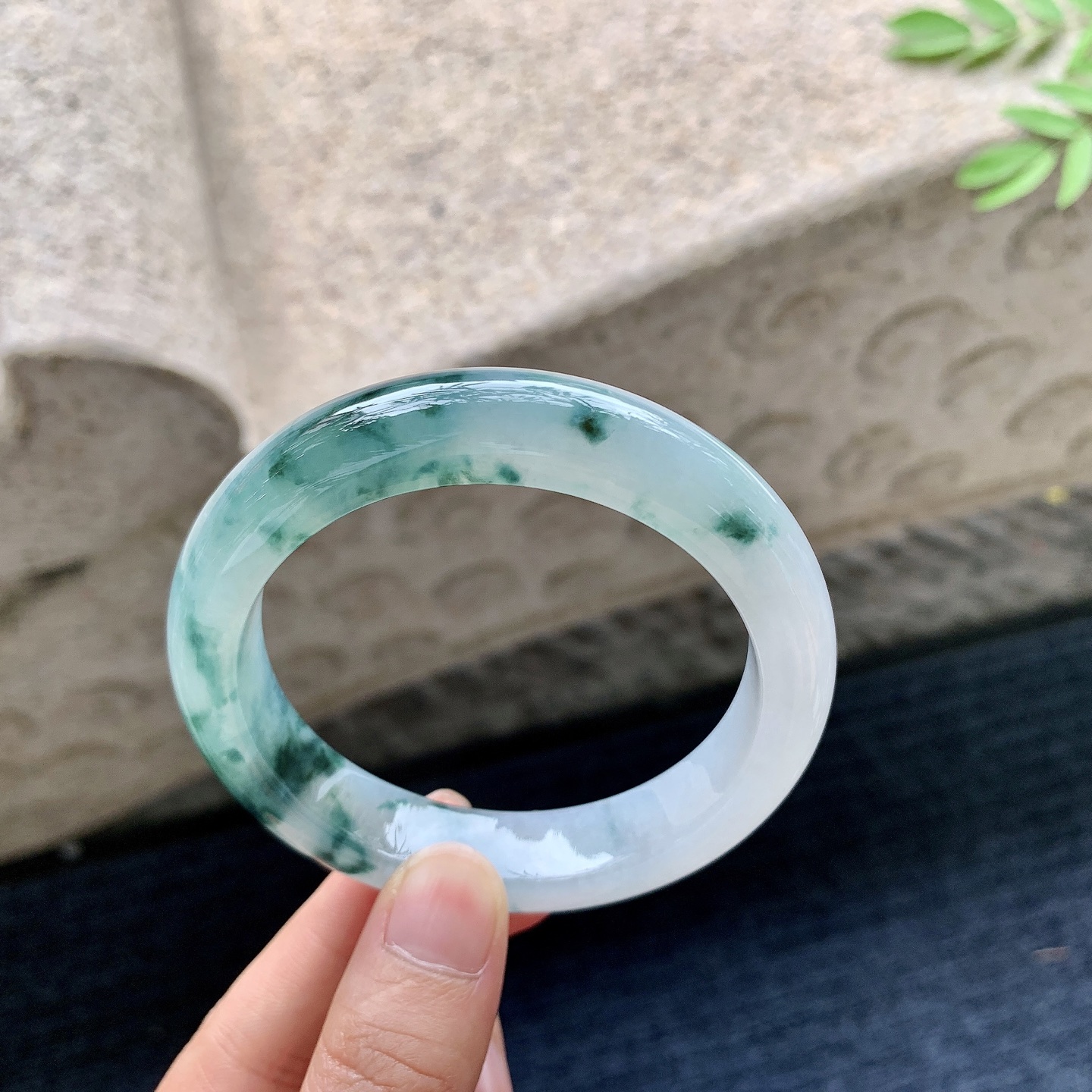 正圈55 56，圈口56.5/12.6/9.1，编码WW082520，糯冰飘花，水润，种老，细腻，无裂