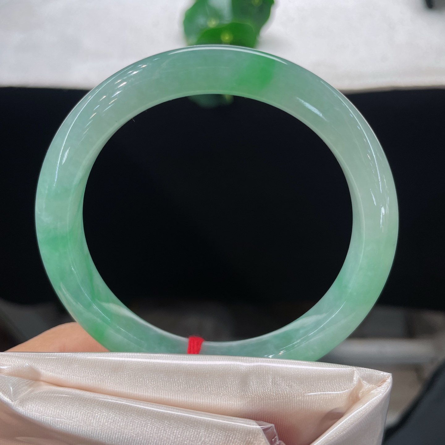 翡翠手镯 圈口61.3/10.9/9.2，晴底飘阳绿正圈，60/61可戴，一环凝翠色，清风绕玉腕，揽一山春色，微棉纹