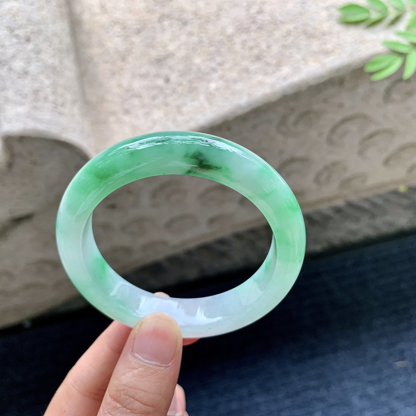 正圈52 53,圈口52.8/12.6/8.5,编码T1082524,糯冰飘绿，水润，种老，细腻，打灯有纹线