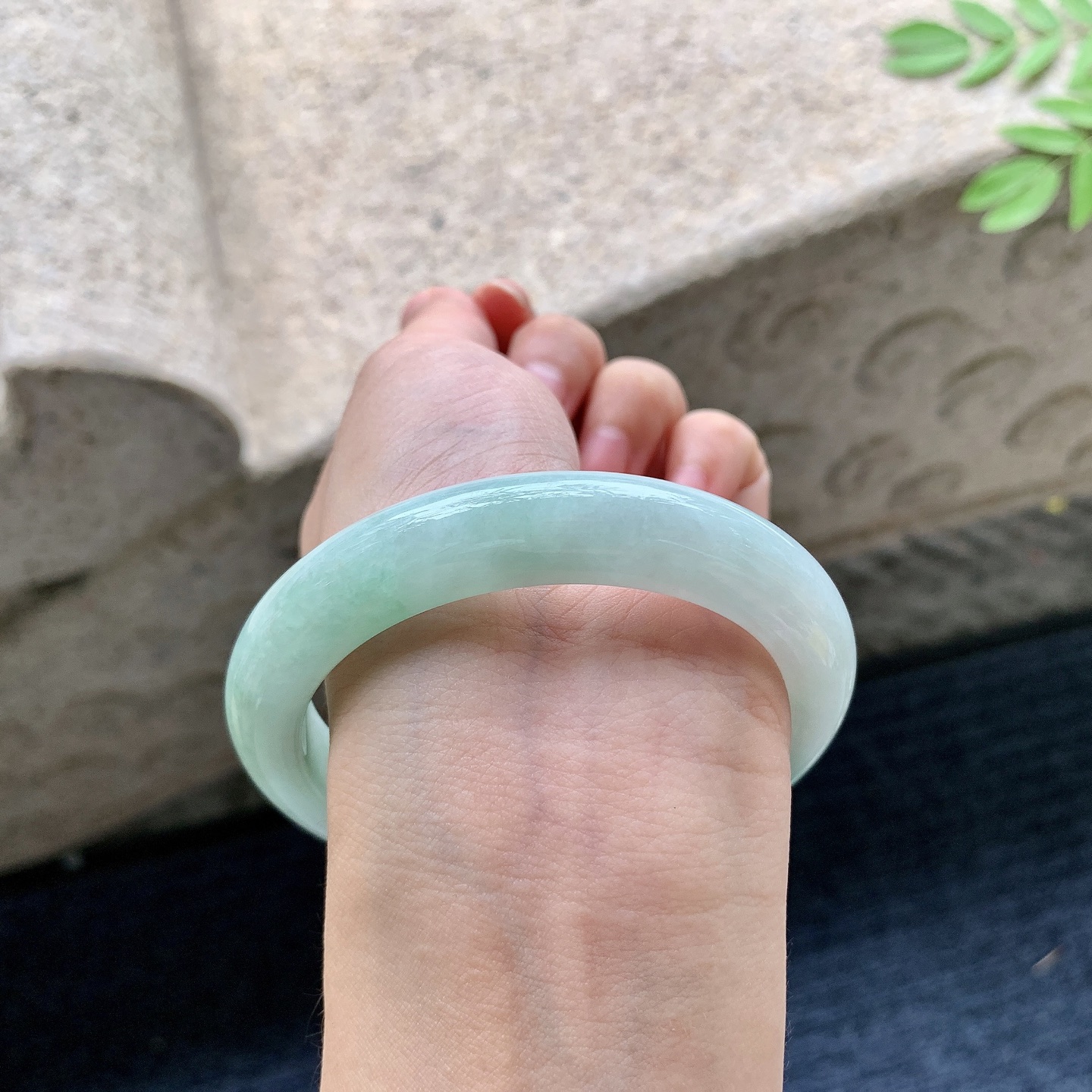 正圈56 57，圈口57.7/11.4/9.2，编码WW082517，描述糯冰飘阳绿，水润，种老，细腻，有棉纹线