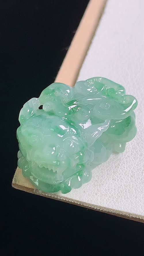 冰飘绿貔貅，无裂，尺寸:27.3-18.3-15.1mm 20