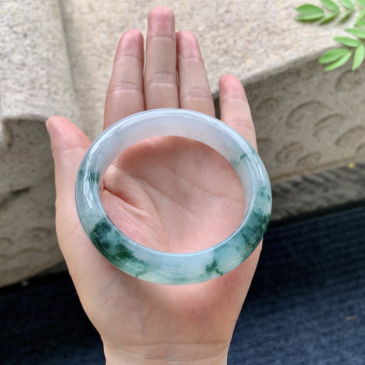 正圈55 56，圈口56.5/12.6/9.1，编码WW082520，糯冰飘花，水润，种老，细腻，无裂