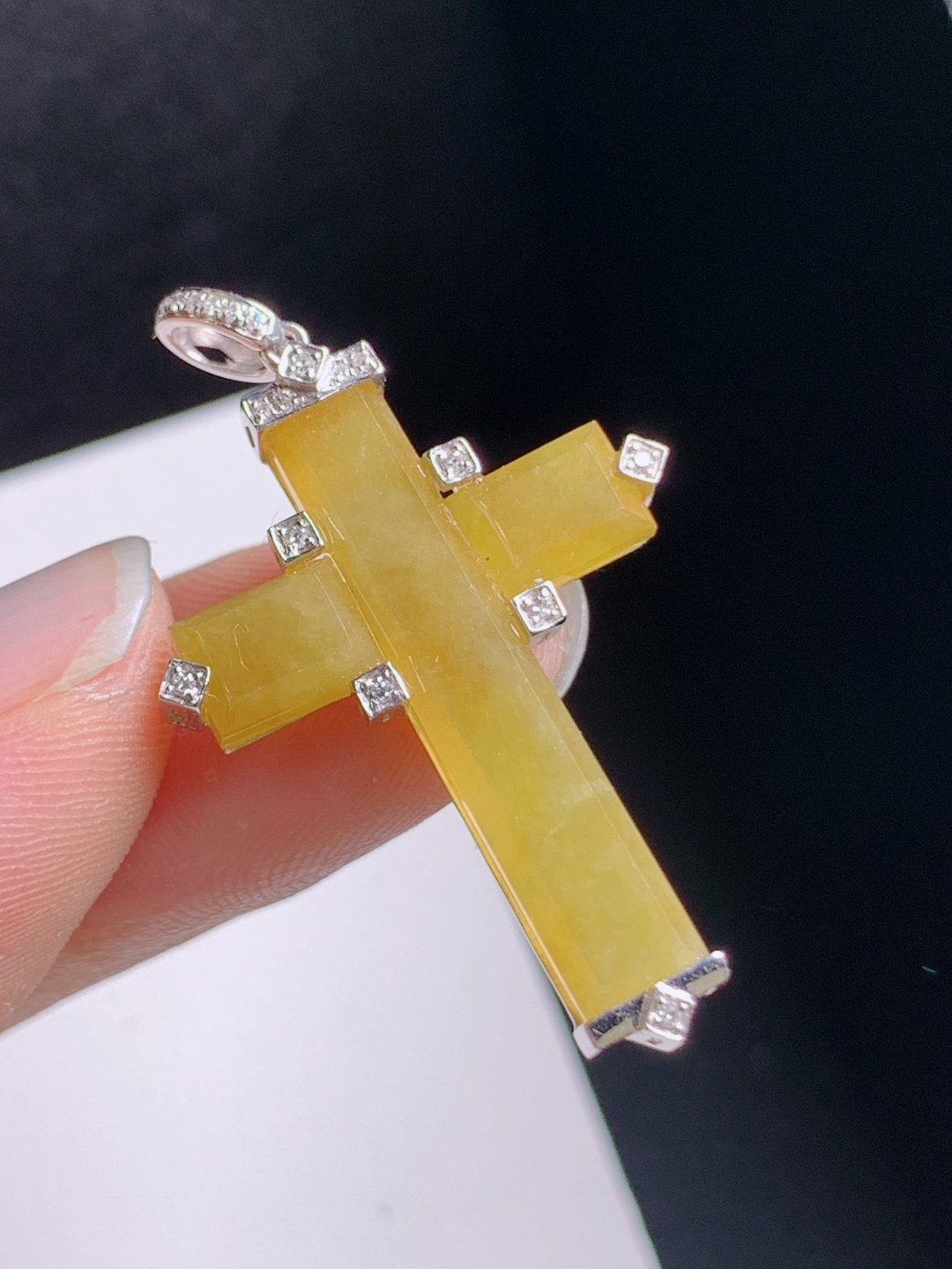 黄翡十字架吊坠，冰润通透，镶钻精致，简约大气