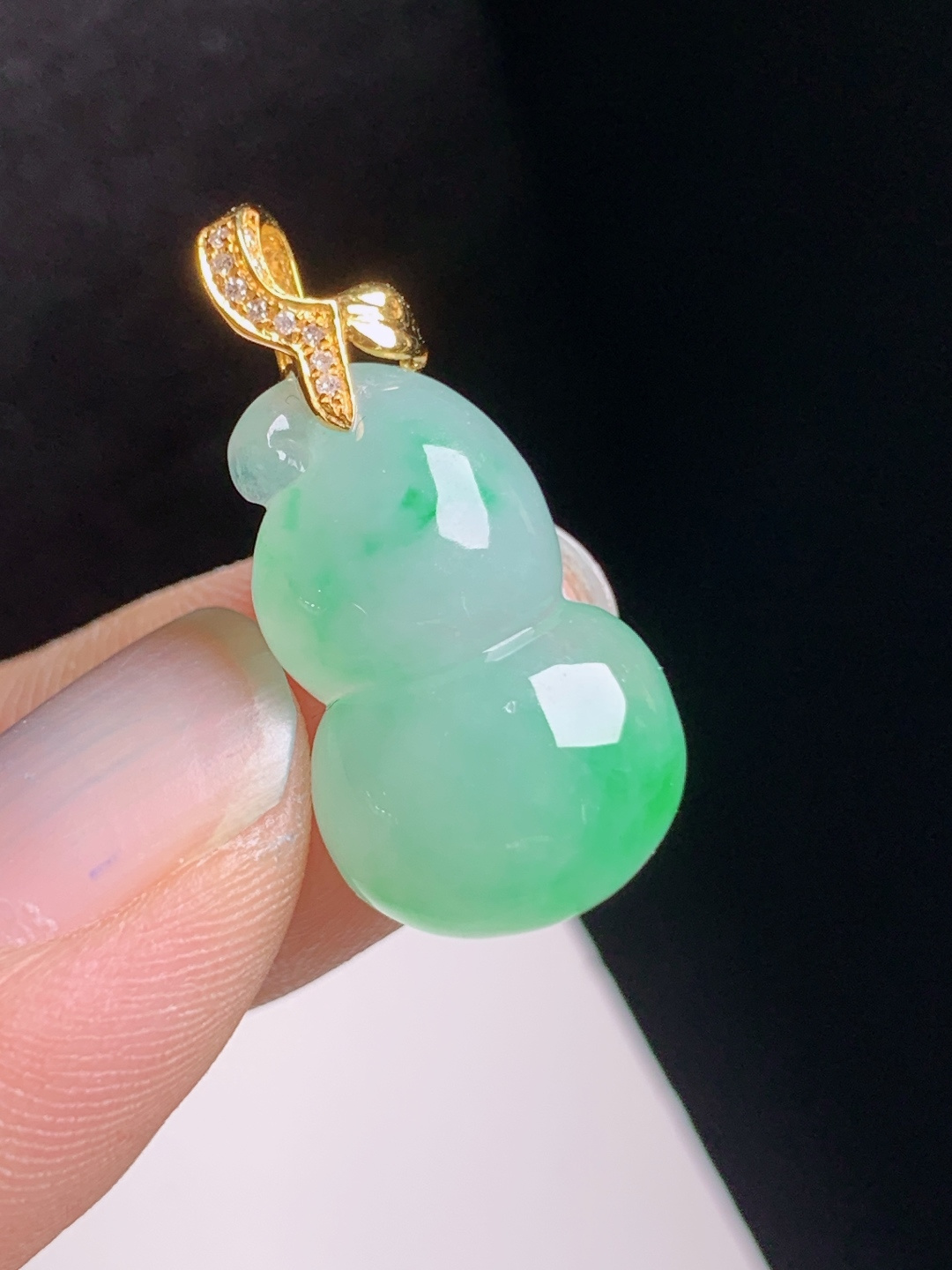 冰飘绿葫芦吊坠，水润鲜亮，形态饱满，福禄双全