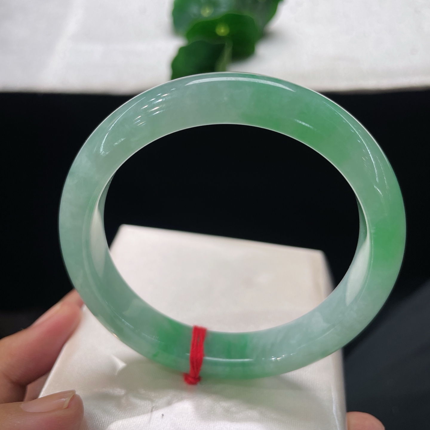 翡翠手镯 圈口59.4/12.2/8.6，晴底飘绿正圈，59/69可戴，翠染玉肌，温润随行，微棉纹