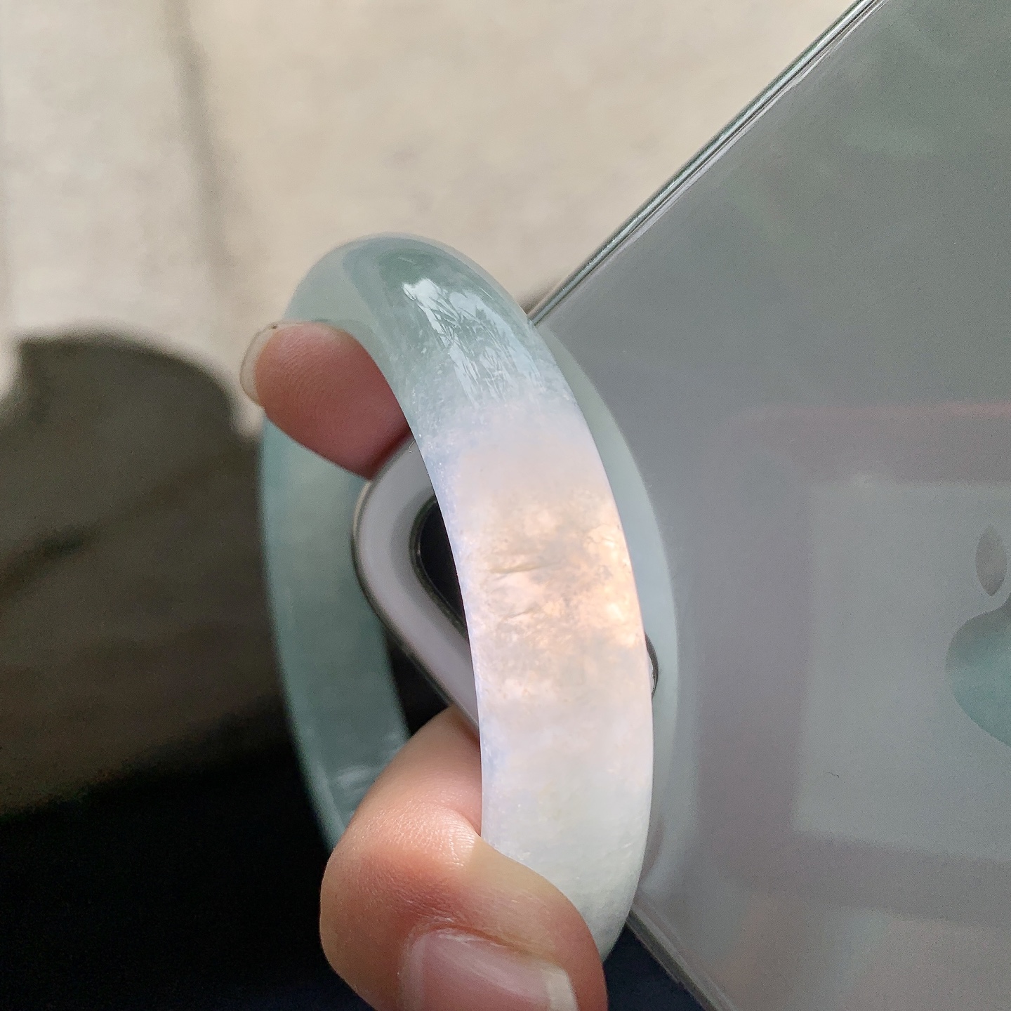 正圈53 54，圈口54.8/11.9/8.1，编码T1082405，描述冰糯晴绿，水润，种老，细腻，打灯有絮线