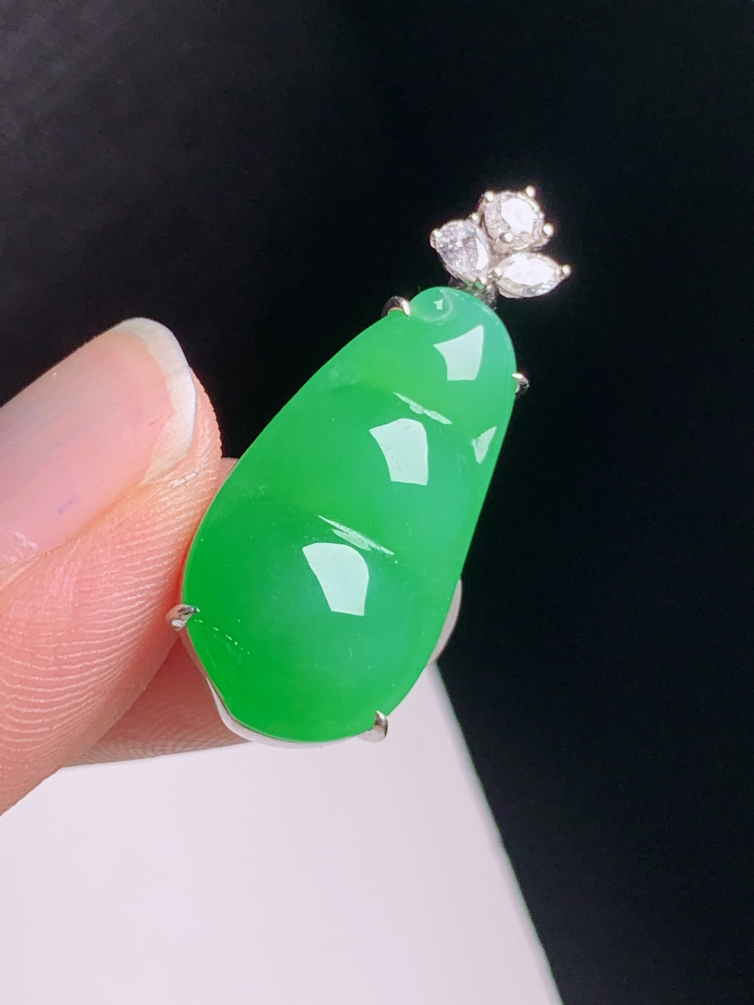 满绿福豆吊坠，色泽明艳，玉质温润，四季平安