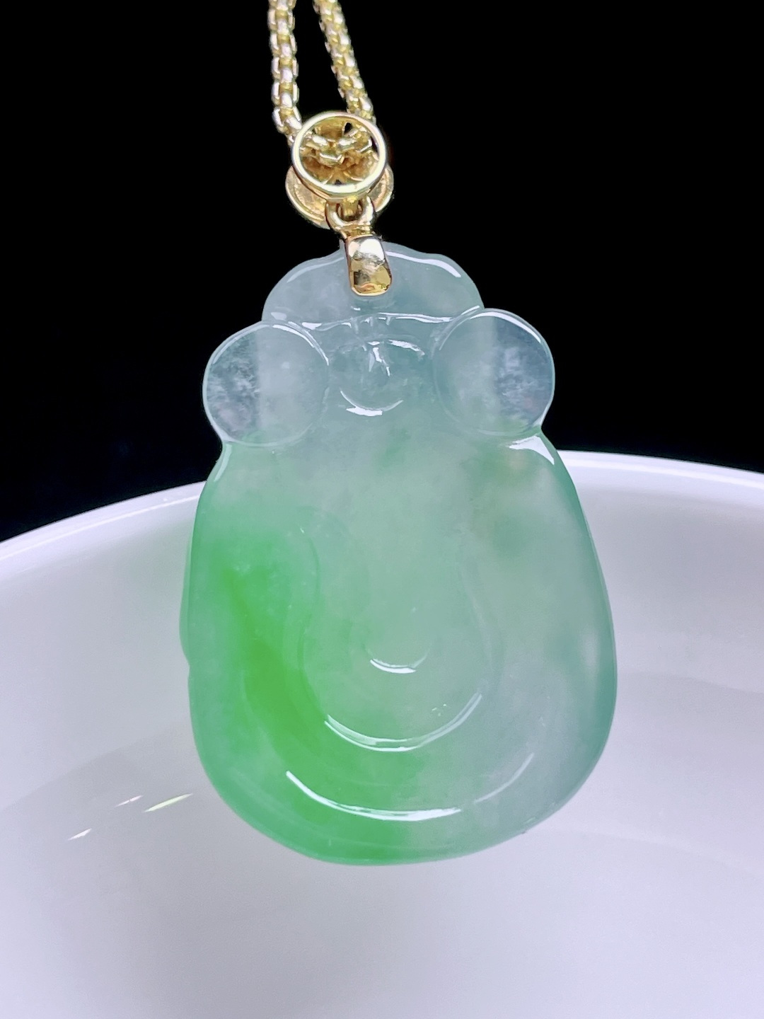 冰飘绿花财神 花色灵动，种老水润，18k金镶嵌 整体：34 裸石：28/19.3/6.1