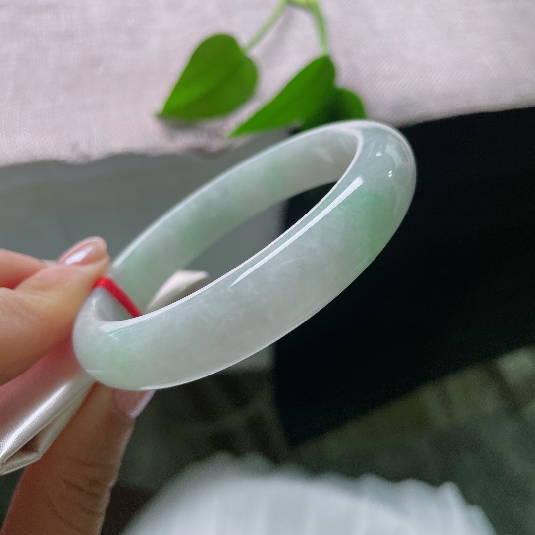 58/12.2/8.4，皮纹，绿底正圈，玉质温润细腻，带着通透的胶感，水头充足，光感柔和不刺眼。ss57595a