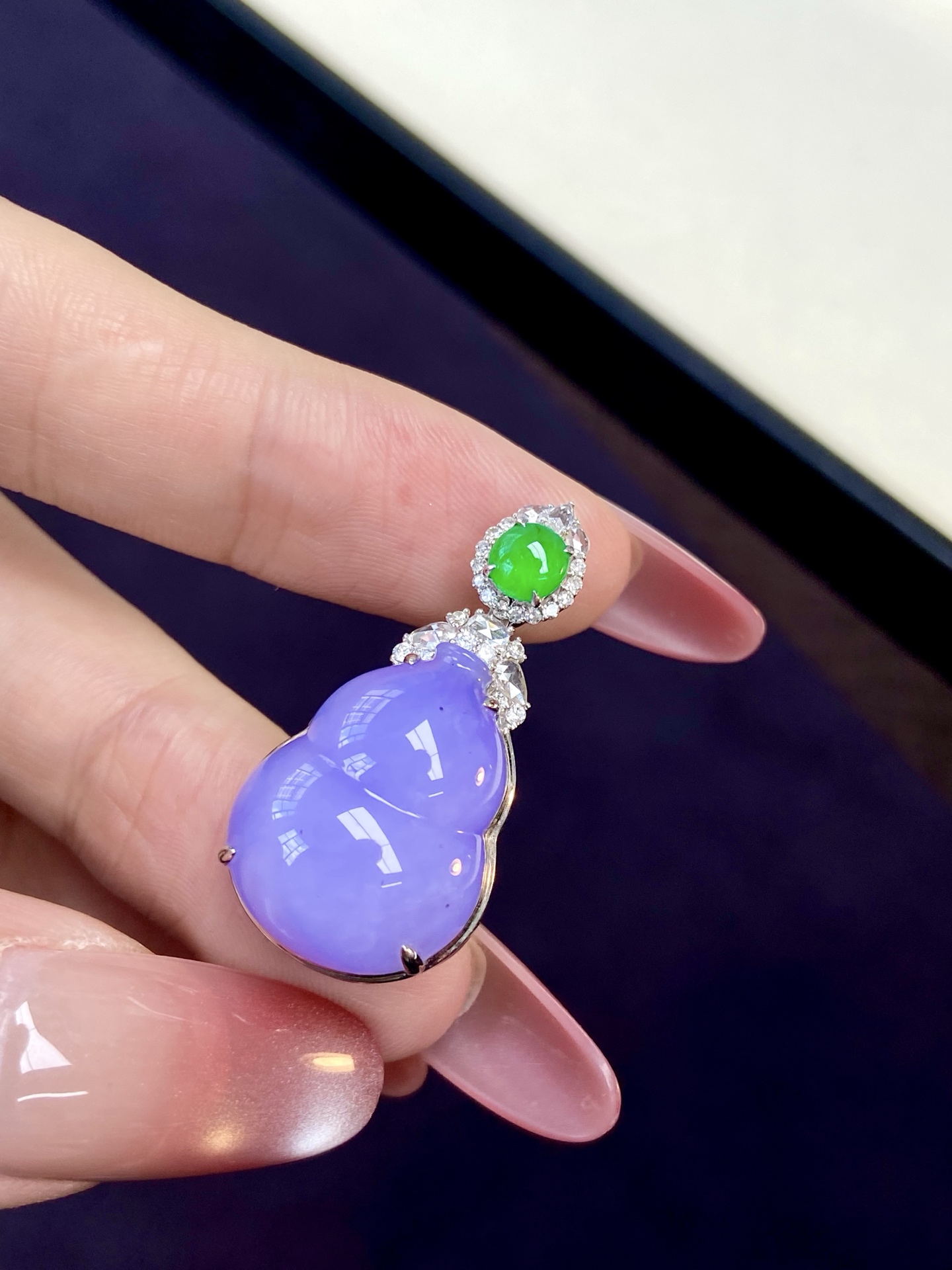 冰紫葫芦吊坠，谁能拒绝这样的紫色呢，胖嘟嘟的超讨喜，福禄满满，佩戴上身不失雅致韵味：32-16.4-