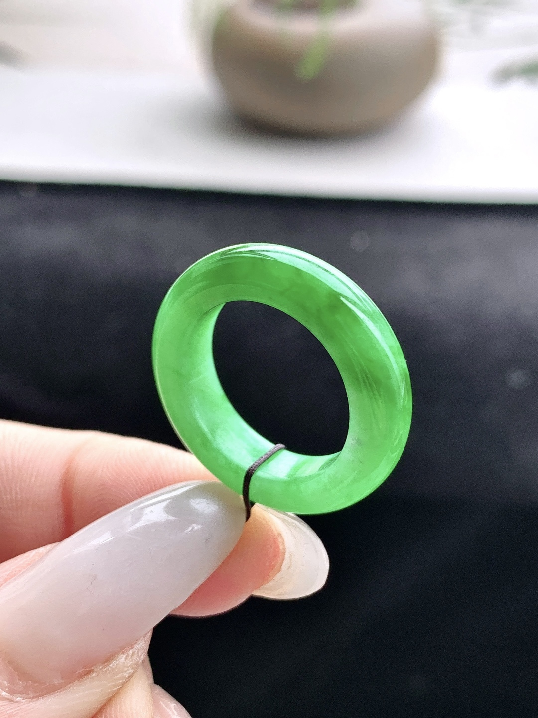 糯冰阳绿戒圈指环,缅料 性比高,尺寸5.5-4,圈口12号,重量4克