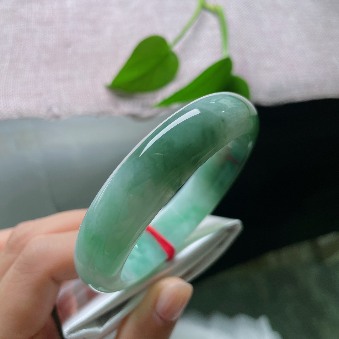 油青正圈，一点皮纹不影响，油青正圈，玉质通透水润，水头充足，胶感柔和种水清爽，看着灵动又舒服。ss57564a