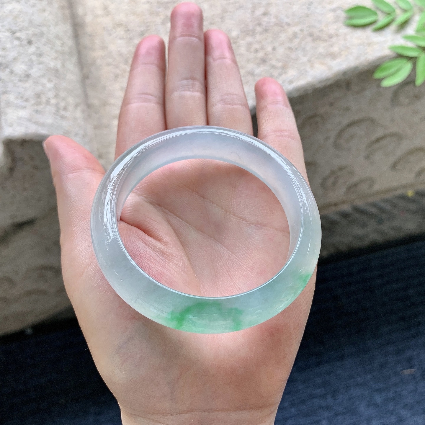 正圈52 53，圈口53.8/13.3/7.7，编码TC082512，高冰飘绿，起荧光，水润，种老，细腻，无裂。