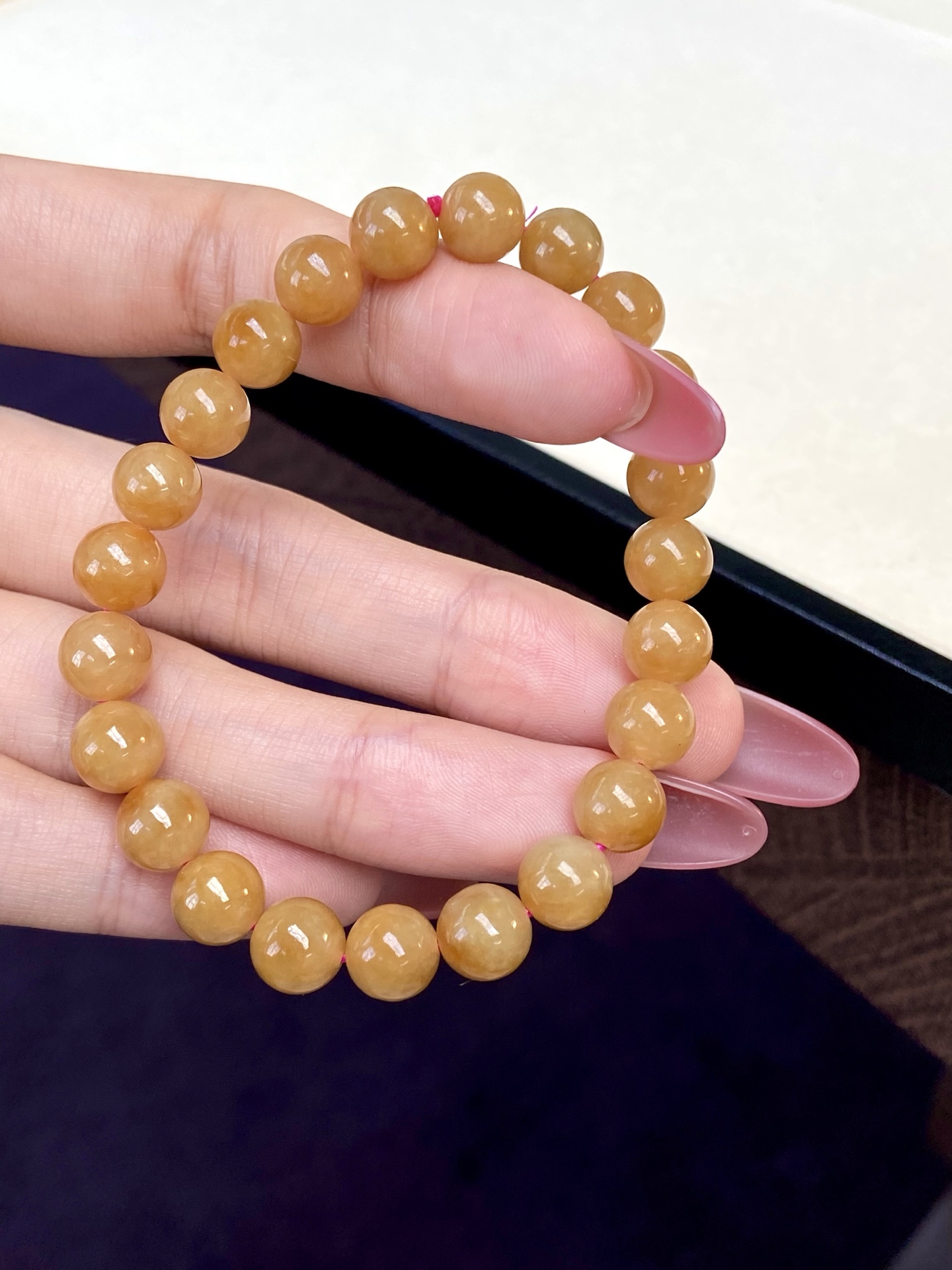 冰种黄翡珠珠手串，自带辨识度的黄翡，一眼就能记住，温柔又显贵：，裸石：8mm，。