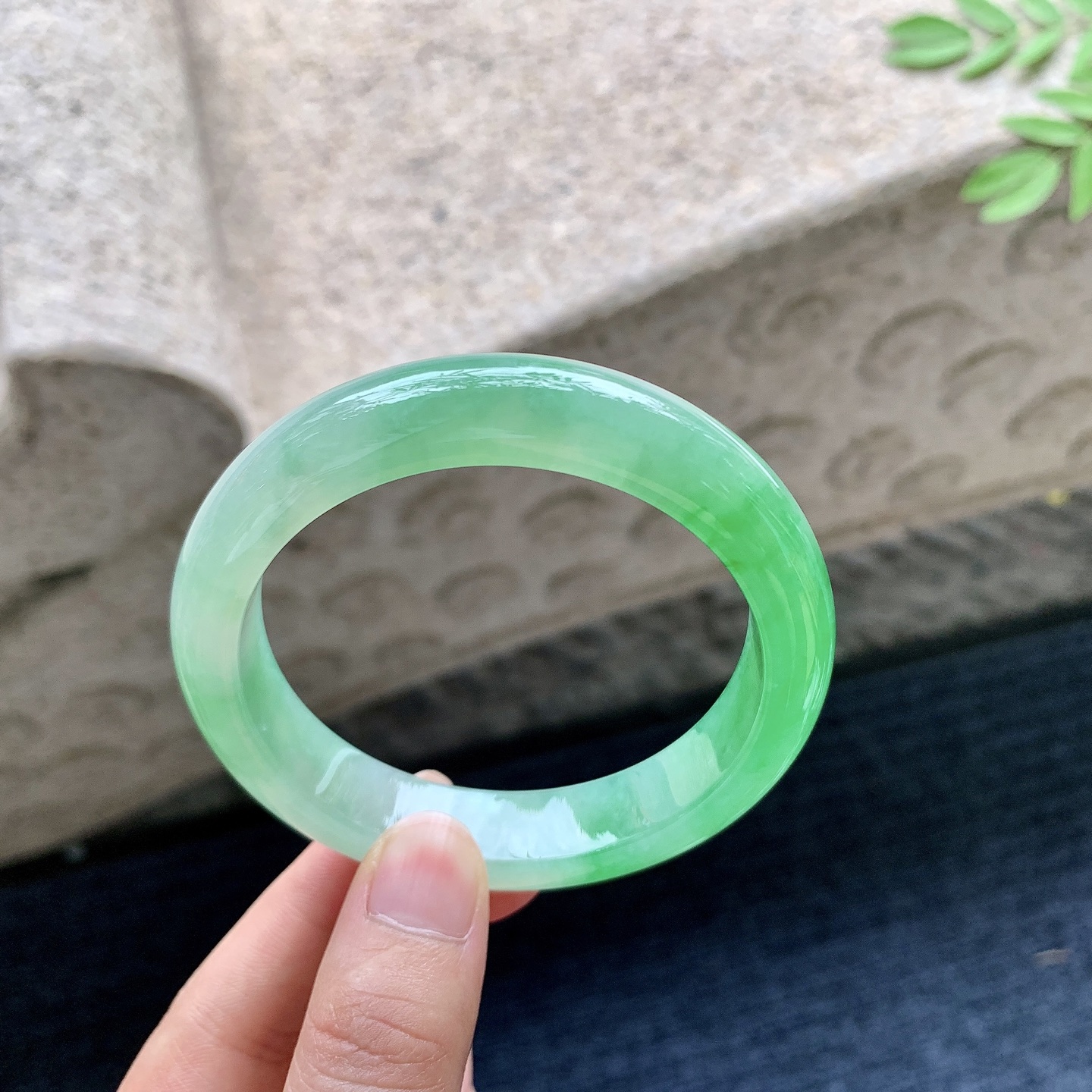 正圈55 56,圈口56.7/12.6/8.6,编码J7082410,冰糯辣绿，水润，种老，细腻，打灯有纹絮