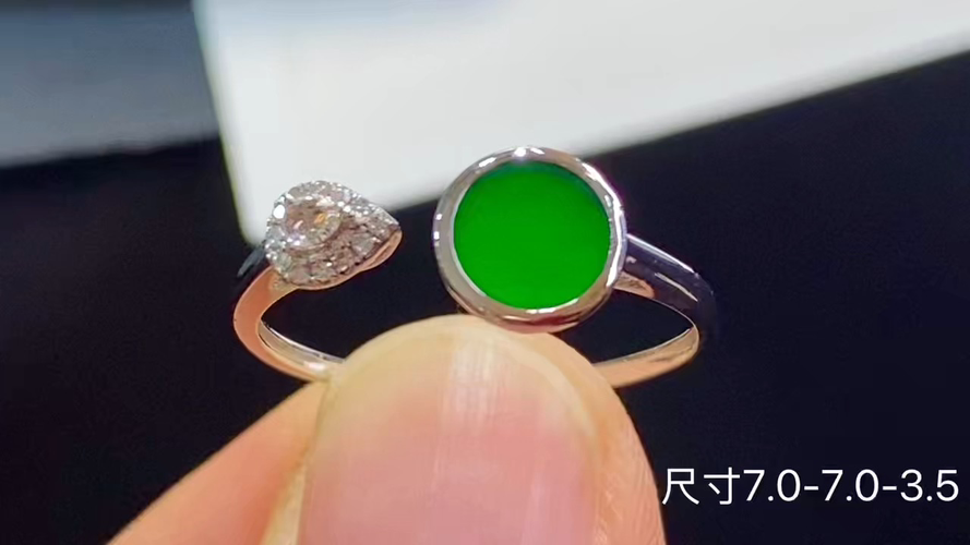 18k金+钻阳绿戒指，无裂，捡漏的来哦，7.0-7.0-3.5
