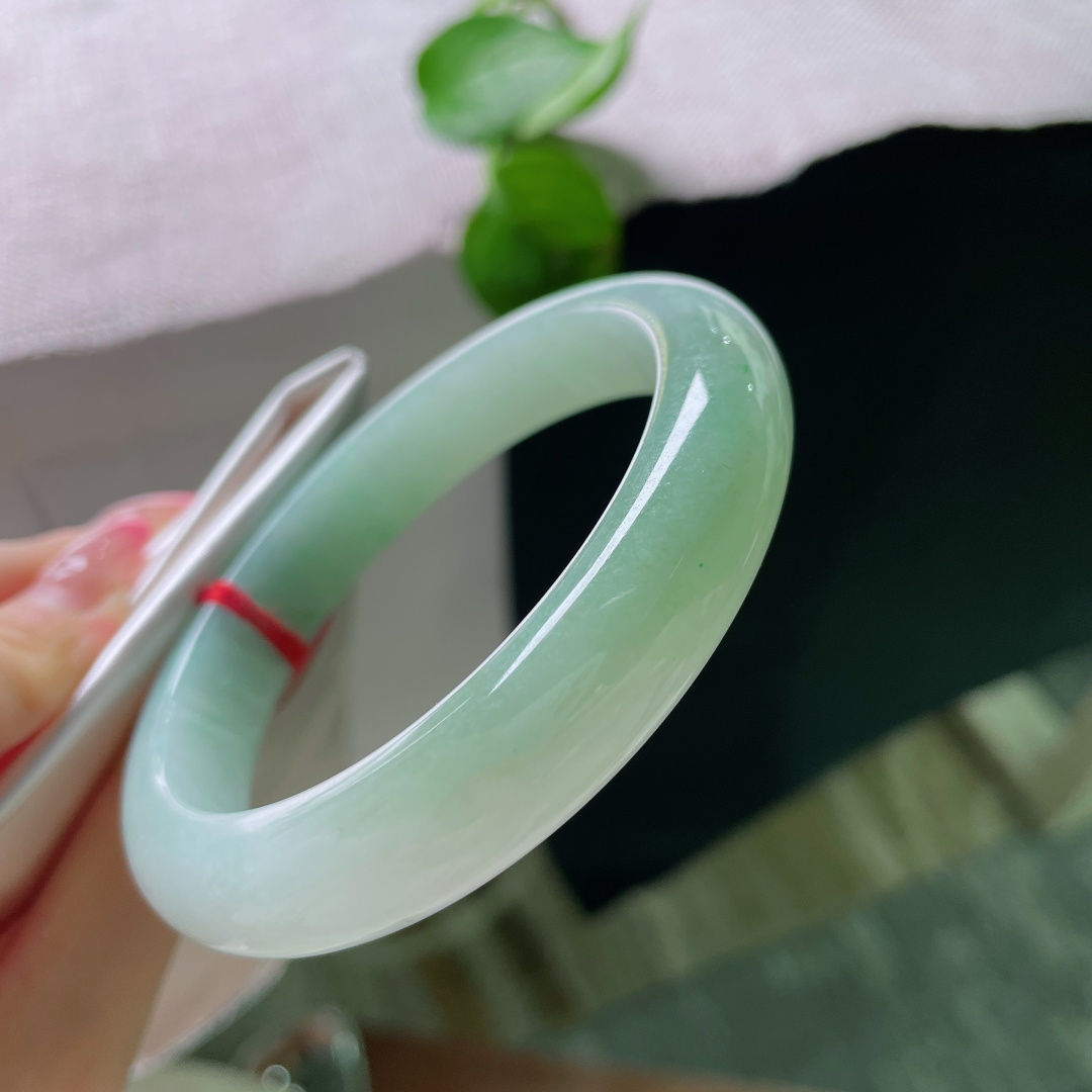绿底正圈，无裂，一半清透冰底，一半温润绿韵，色彩过渡柔和，自带悠然山水意境。ss52274a